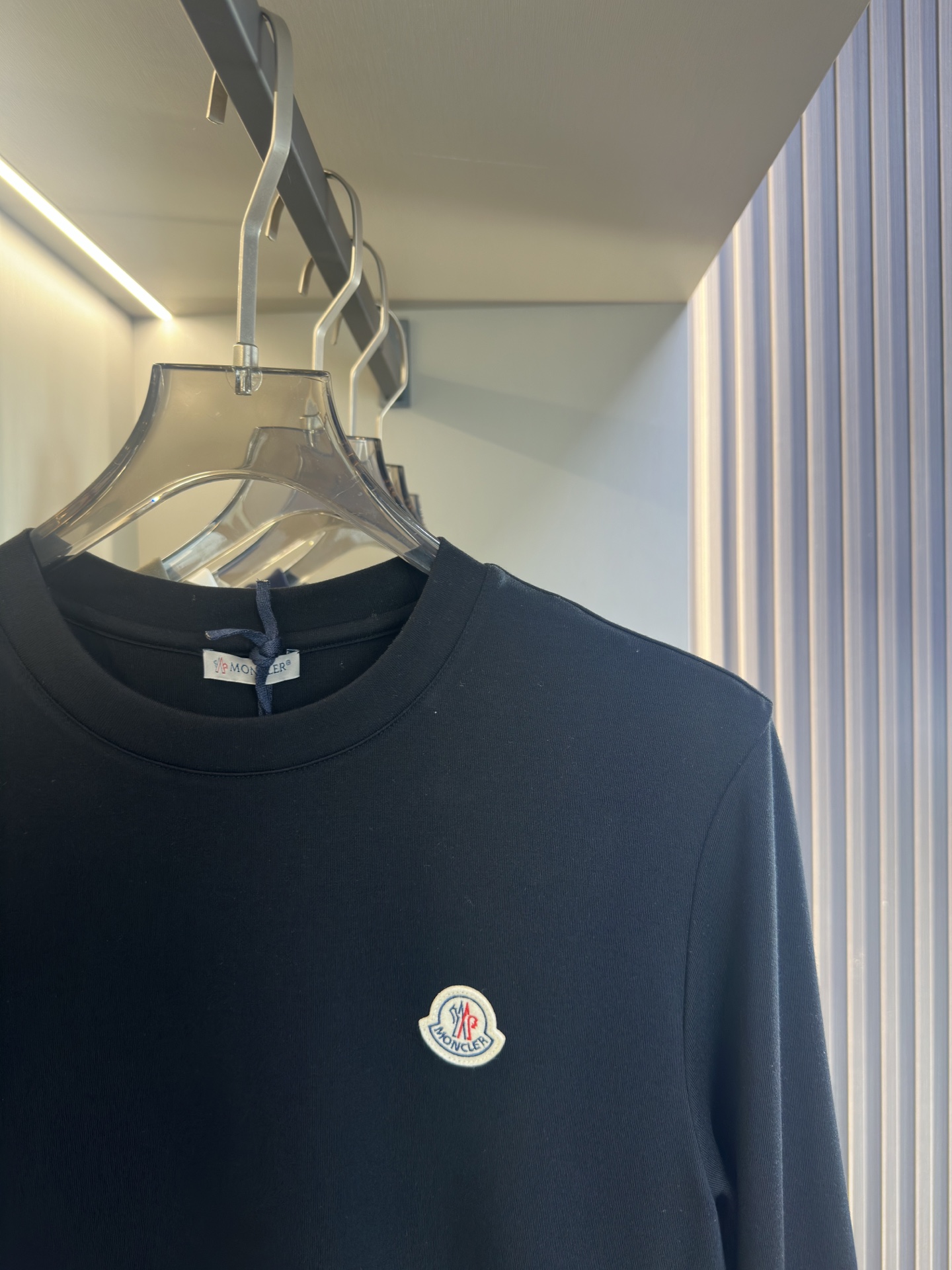 Moncler2025新款长袖打底衫 Moncler这款打底衫款式采用基础圆领长袖款式，简约基础款式，侧