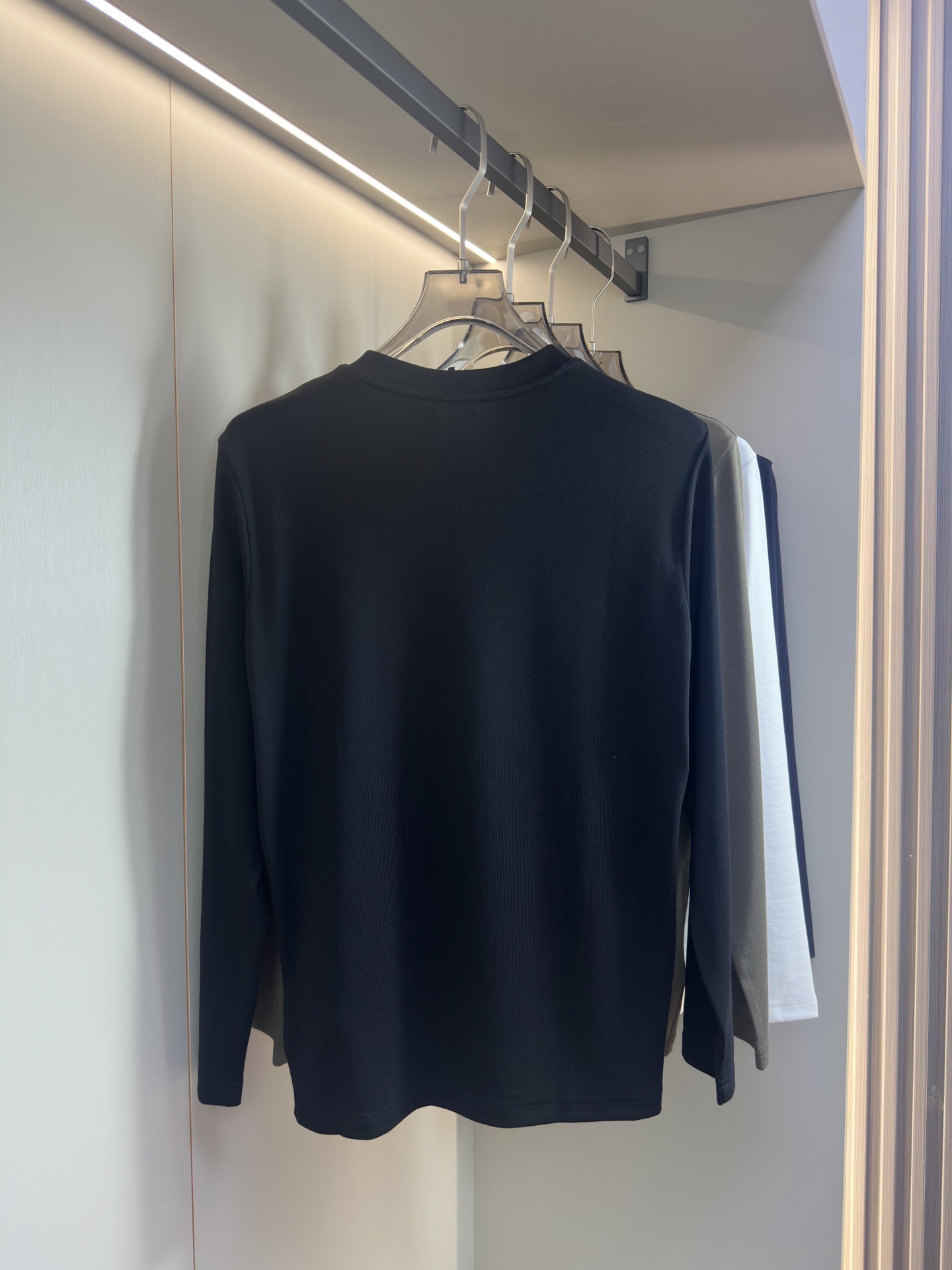 Moncler2025新款长袖打底衫 Moncler这款打底衫款式采用基础圆领长袖款式，简约基础款式，侧