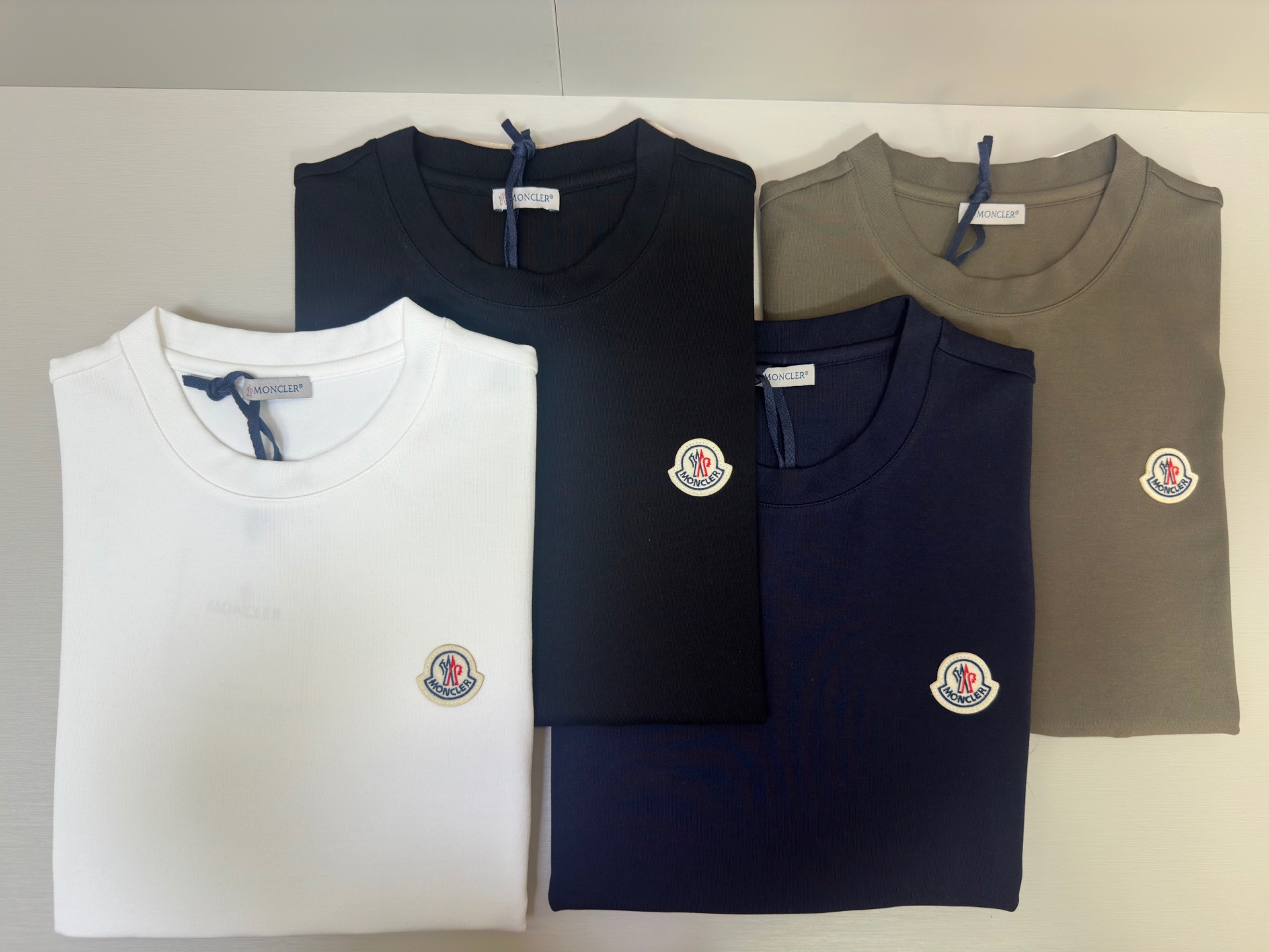 Moncler2025新款长袖打底衫 Moncler这款打底衫款式采用基础圆领长袖款式，简约基础款式，侧