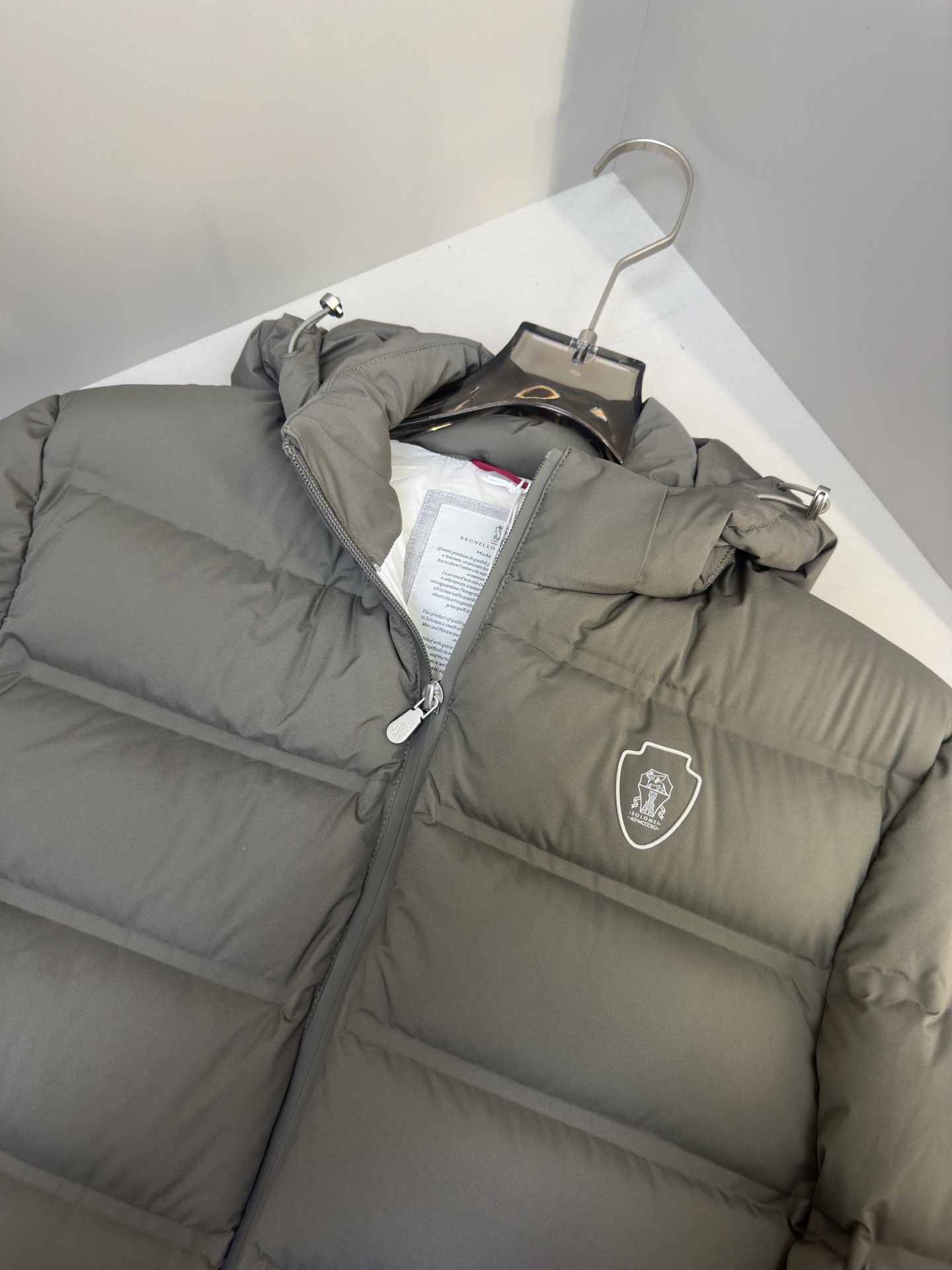 Brunello Cucinelli25秋冬款立领羽绒外套 BC这款外套采用高品质羽绒填充工艺，经多道工