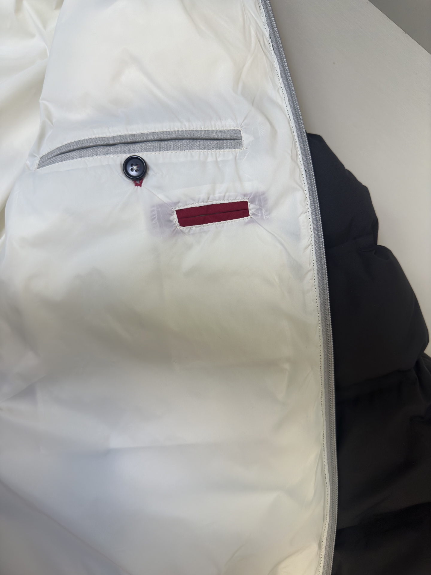 Brunello Cucinelli25秋冬款立领羽绒外套 BC这款外套采用高品质羽绒填充工艺，经多道工