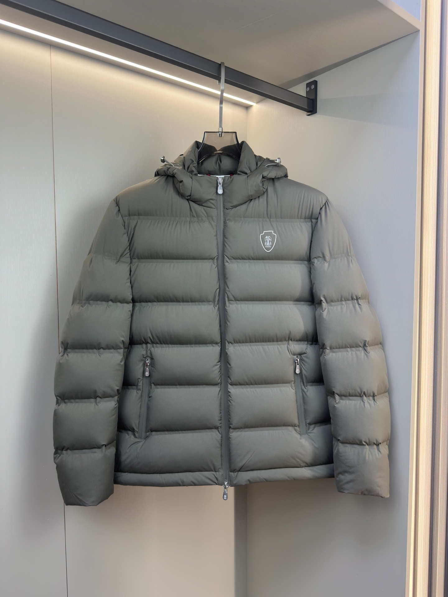 NO:563850,Brunello Cucinelli 25 Autumn and Winter Stand Collar Down Jacket BC This jacket uses high-quality down filling technology and is processed through multiple processes to ensure that the down is evenly distributed and fully fluffy to ensure warmth; it improves durability and optimizes the wearing experience. This jacket has a hooded design that fits the neck and blocks cold wind; it has Brunello on the chest.  Cucinelli's iconic logo decorative printing enhances brand recognition and fashion sense; contrasting zipper pockets are configured on both sides for convenient storage of small items, both beautiful and practical. The horizontal quilting design adds a sense of layering and three-dimensionality, suitable for daily leisure, urban commuting and other scenarios. Size: 48 50 52 54 56 Color black green, brunello cucinelli, jackets & coats, down   jacket,hats,alexander wang19860909Brunello Cucinelli25秋冬款立领羽绒外套 BC这款外套采用高品质羽绒填充工艺,经多道工序处理,确保羽绒均匀分布、充分蓬松,保障保暖性；提升耐用度,优化穿着体验. 这款外套版型采用连帽设计,贴合颈部,阻挡冷风灌入；前胸及有Brunello Cucinelli标志性logo装饰印花,提升品牌辨识度与时尚感；两侧配置撞色拉链口袋,方便存放小物件,兼具美观与实用性.横格绗缝设计,又增添层次感与立体感,适配日常休闲、都市通勤等多种场景. 码数:48 50 52 54 56 颜色黑色 绿色,,brunello cucinelli,jackets & coats,down jacket,hats,alexander wang,Men's clothing