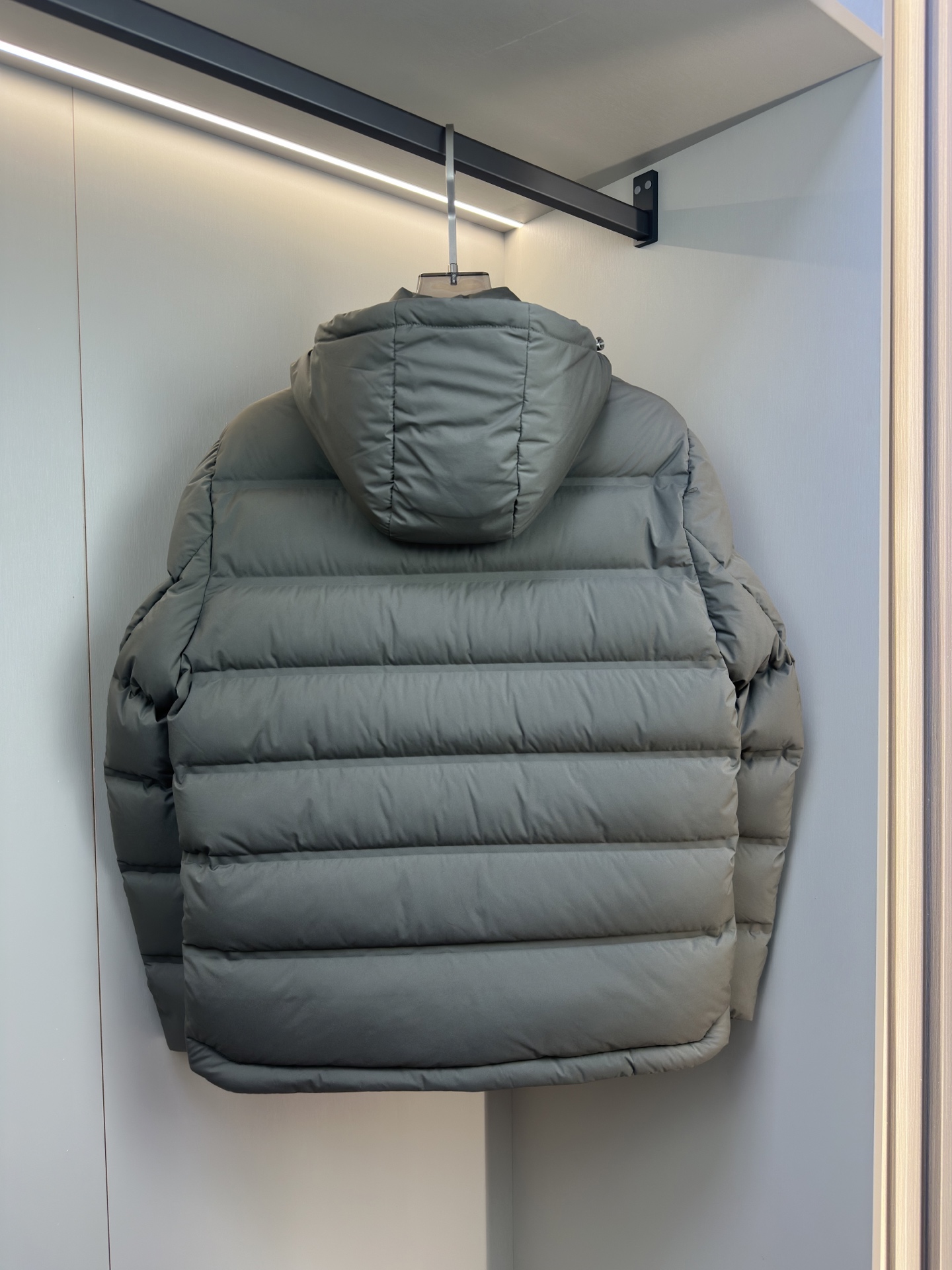 Brunello Cucinelli25秋冬款立领羽绒外套 BC这款外套采用高品质羽绒填充工艺，经多道工