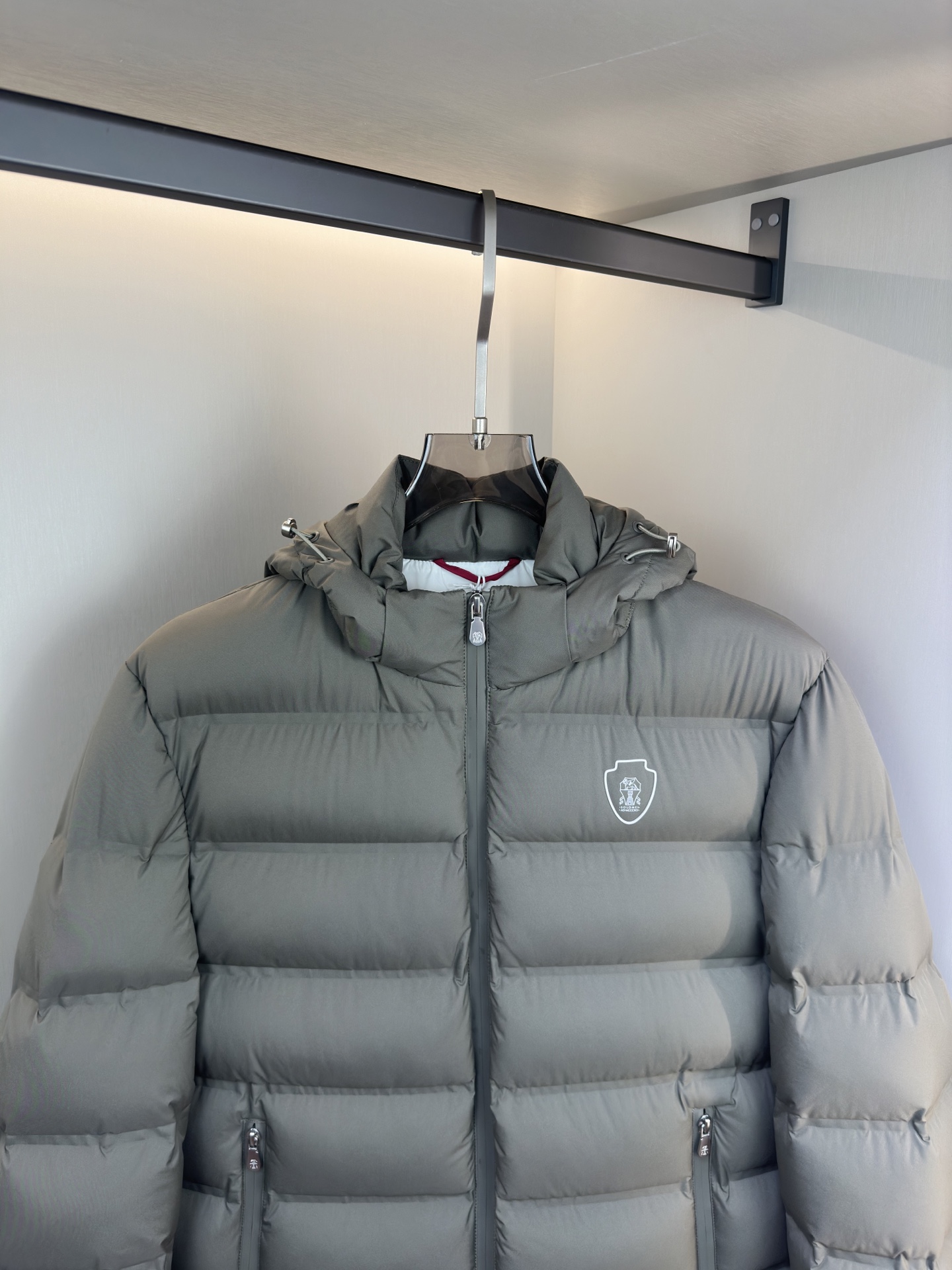 Brunello Cucinelli25秋冬款立领羽绒外套 BC这款外套采用高品质羽绒填充工艺，经多道工