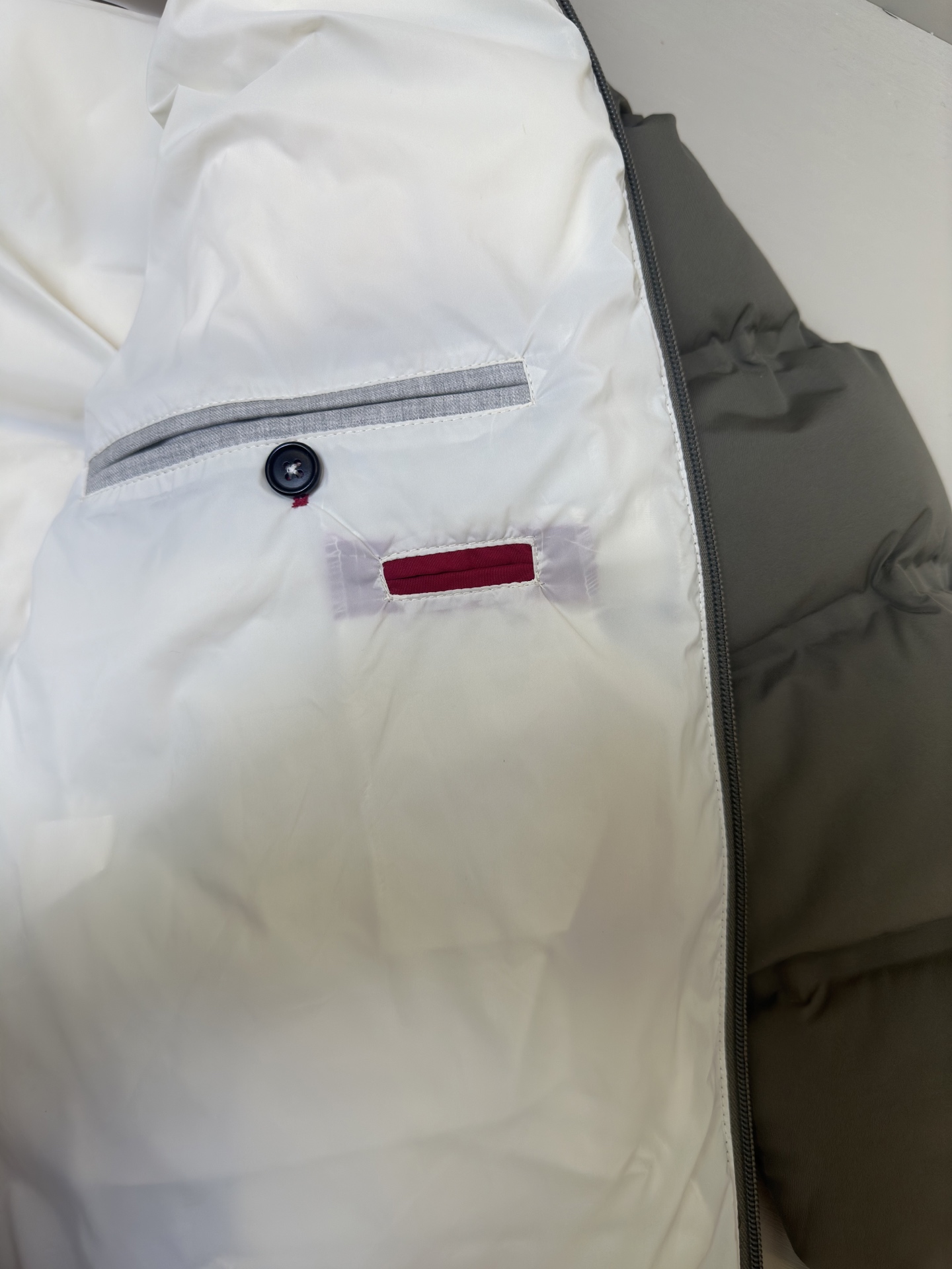 Brunello Cucinelli25秋冬款立领羽绒外套 BC这款外套采用高品质羽绒填充工艺，经多道工