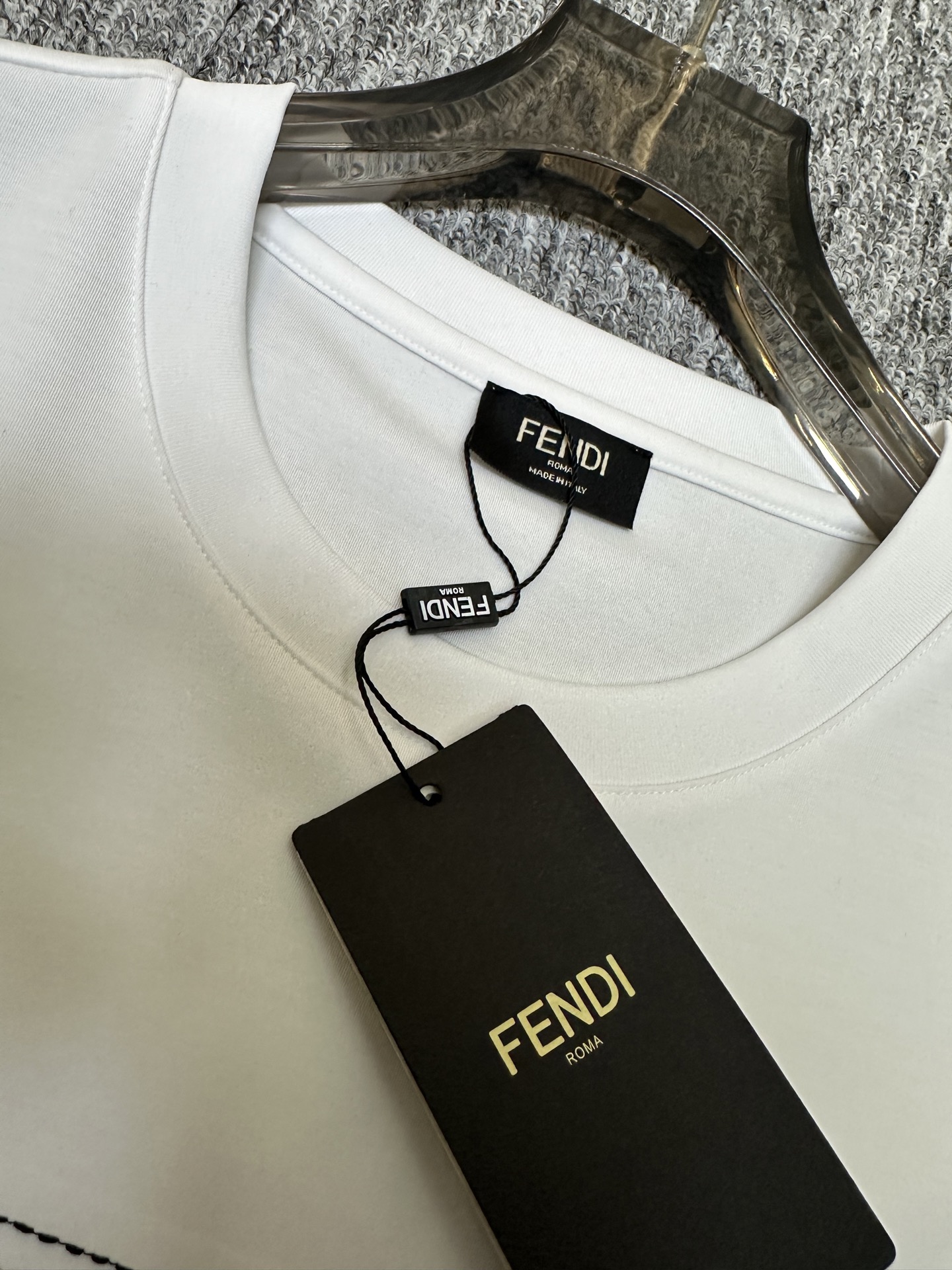 FENDI26SS最新春夏短袖 FENDI这款短袖采用了双面液氨棉面料，这块面料具有丝绸般的柔软光泽感，