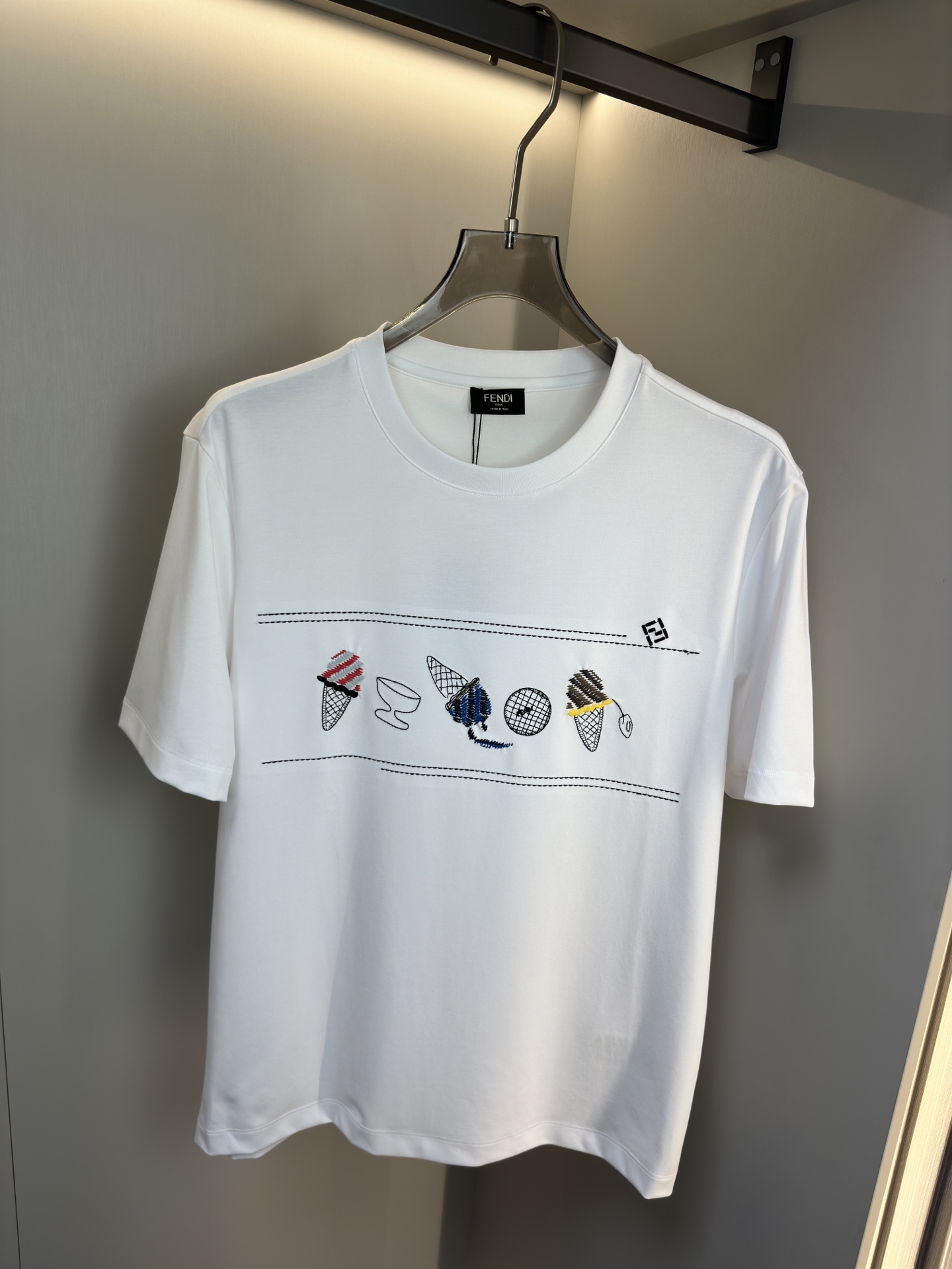 FENDI26SS最新春夏短袖 FENDI这款短袖采用了双面液氨棉面料，这块面料具有丝绸般的柔软光泽感，