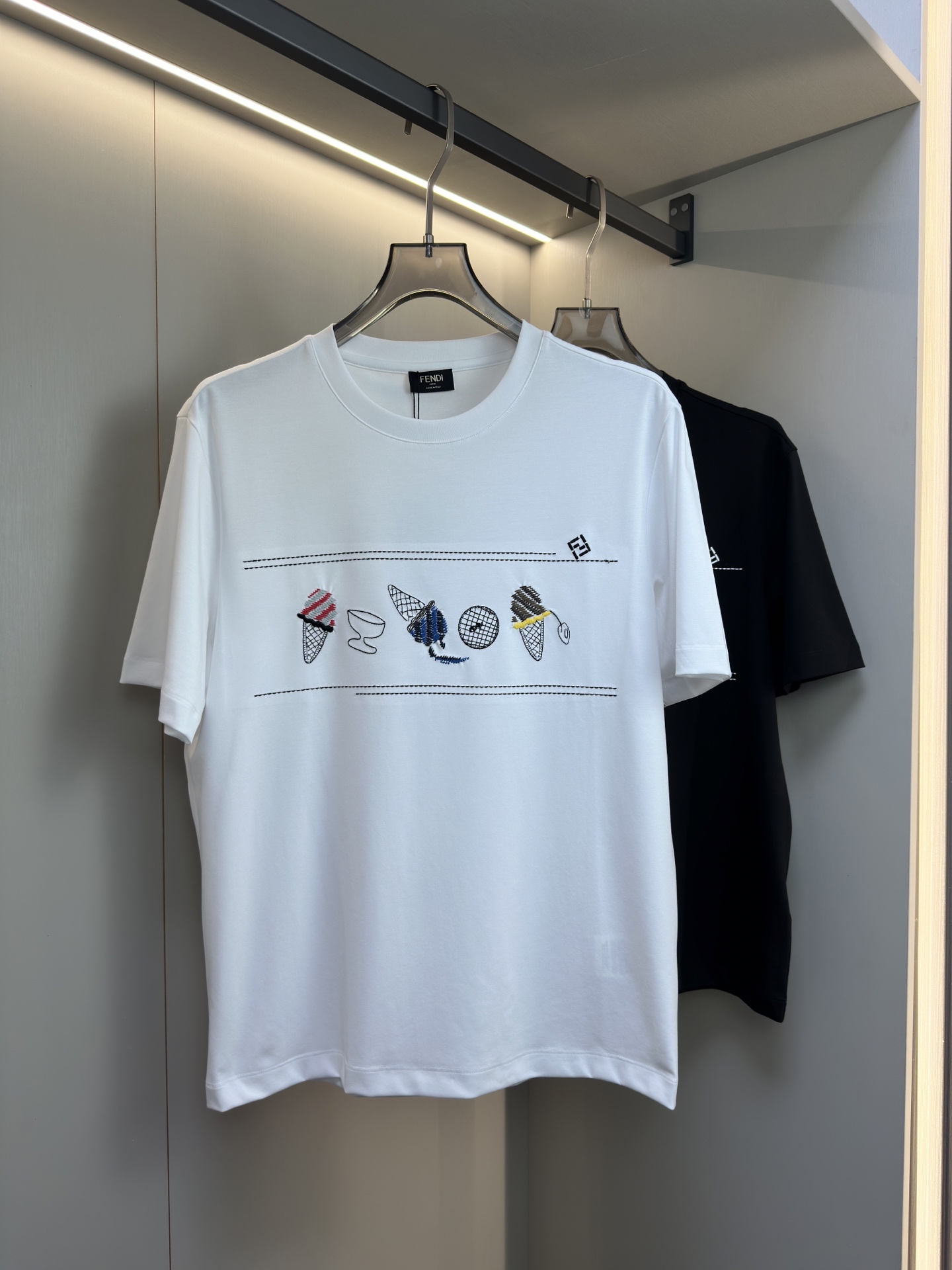 FENDI26SS最新春夏短袖 FENDI这款短袖采用了双面液氨棉面料，这块面料具有丝绸般的柔软光泽感，