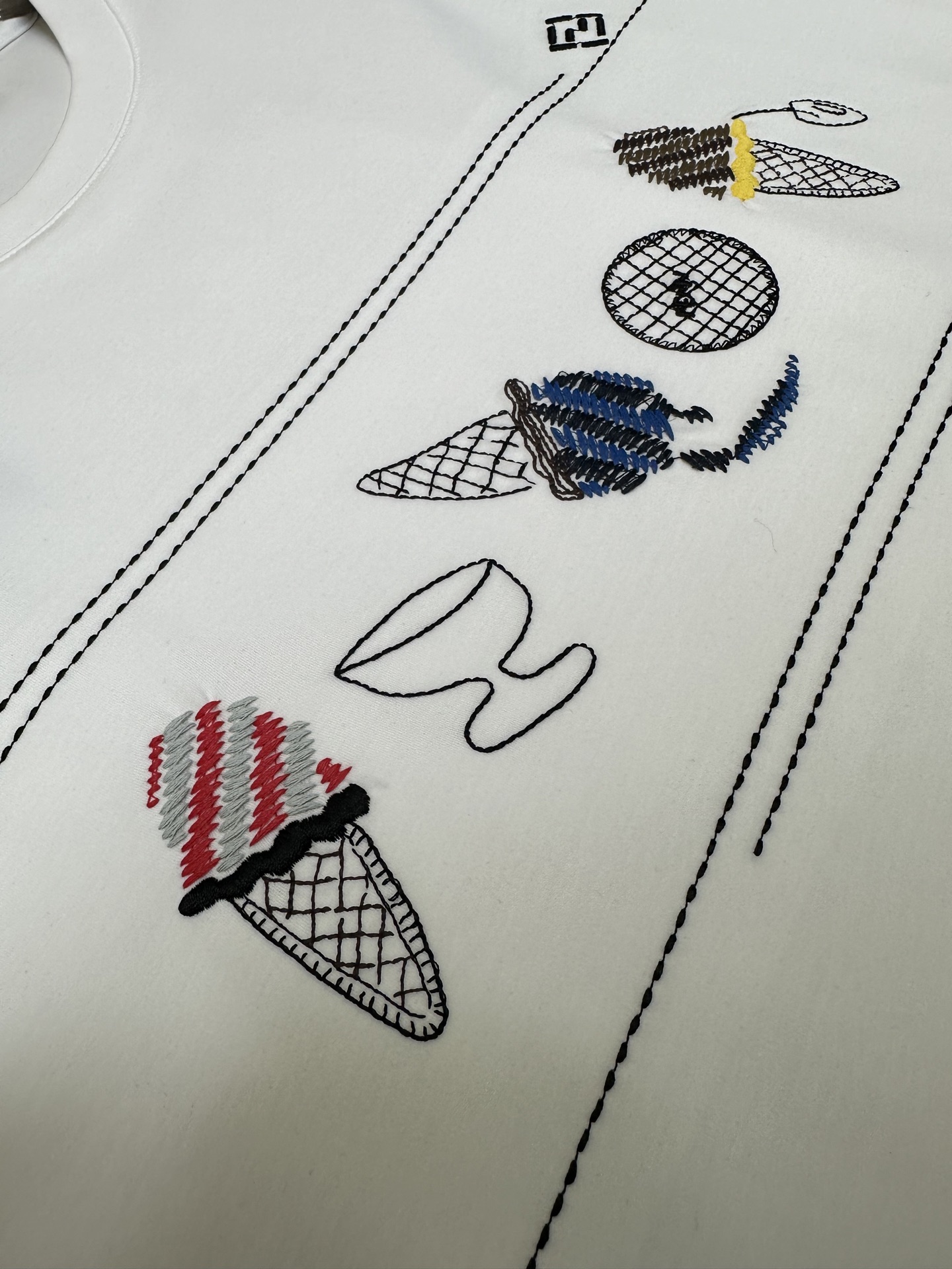 FENDI26SS最新春夏短袖 FENDI这款短袖采用了双面液氨棉面料，这块面料具有丝绸般的柔软光泽感，