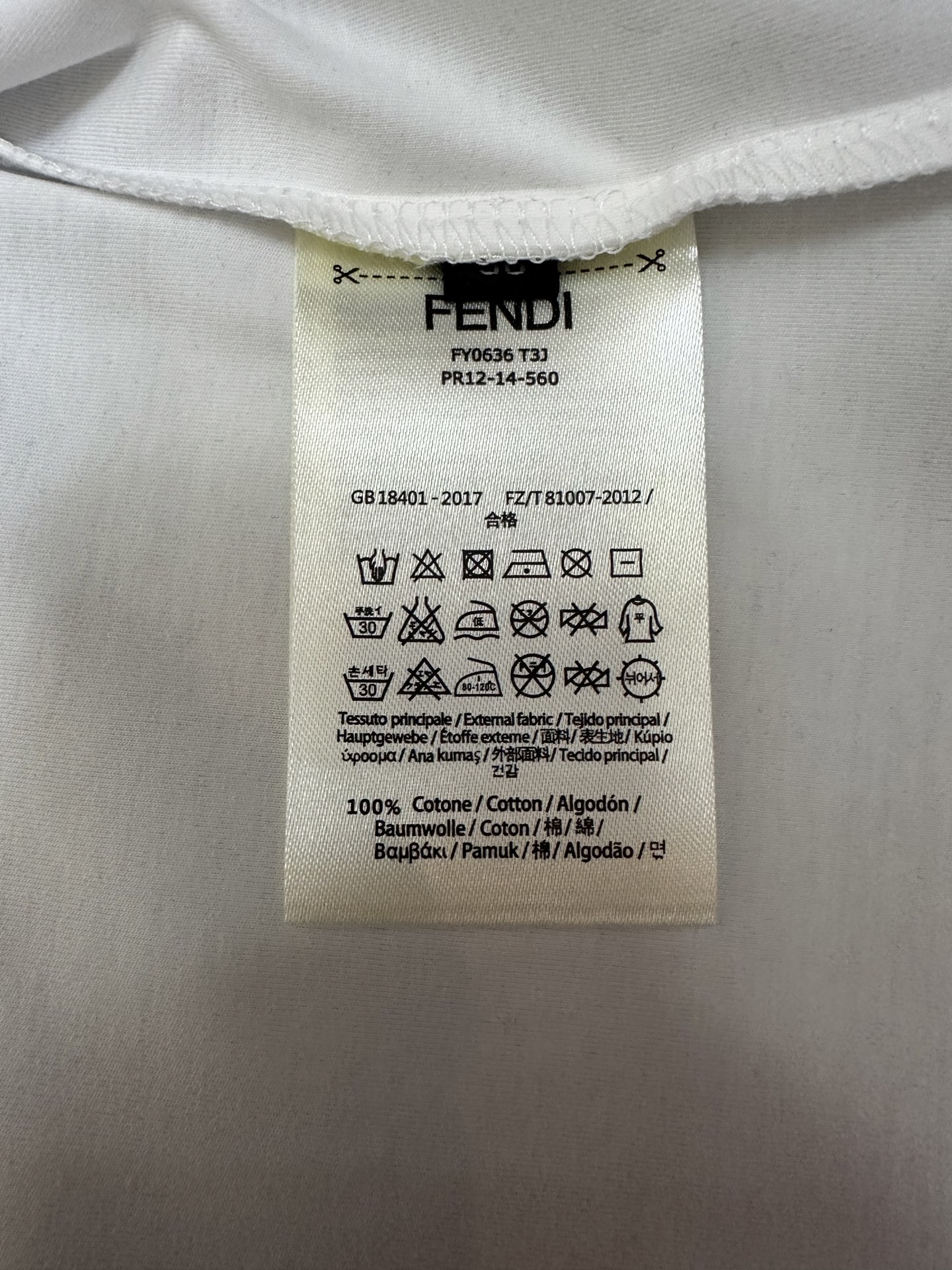 FENDI26SS最新春夏短袖 FENDI这款短袖采用了双面液氨棉面料，这块面料具有丝绸般的柔软光泽感，