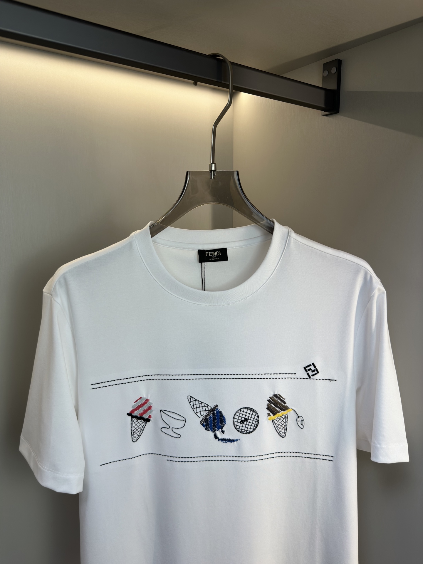 FENDI26SS最新春夏短袖 FENDI这款短袖采用了双面液氨棉面料，这块面料具有丝绸般的柔软光泽感，