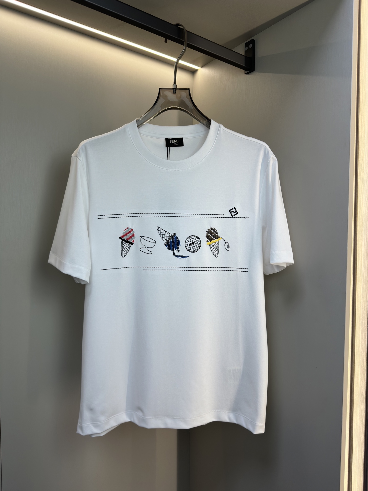 FENDI26SS最新春夏短袖 FENDI这款短袖采用了双面液氨棉面料，这块面料具有丝绸般的柔软光泽感，