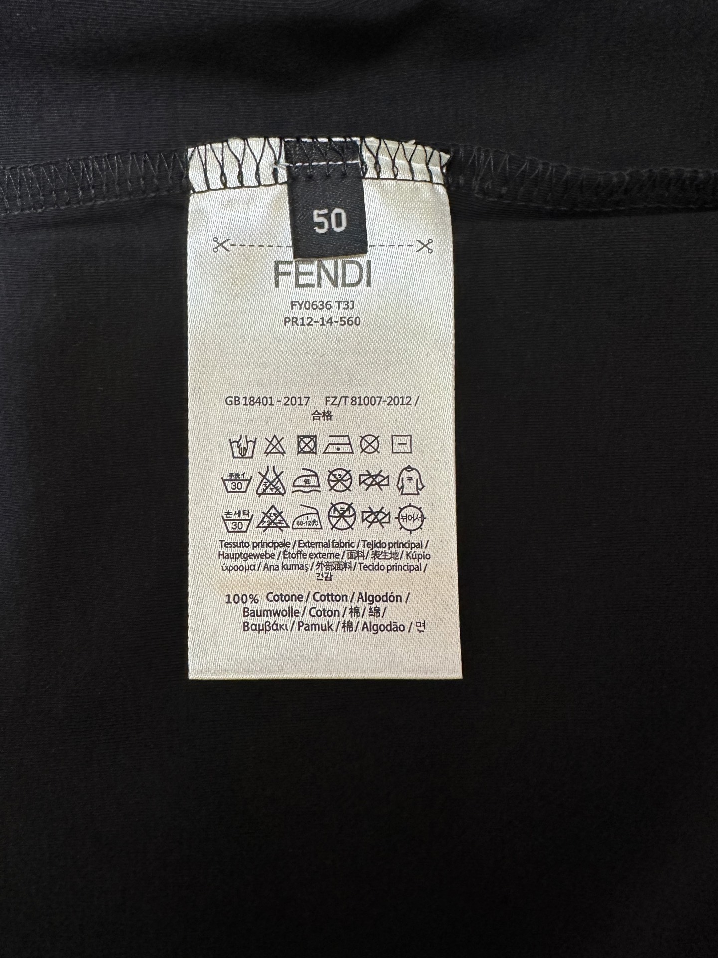 FENDI26SS最新春夏短袖 FENDI这款短袖采用了双面液氨棉面料，这块面料具有丝绸般的柔软光泽感，