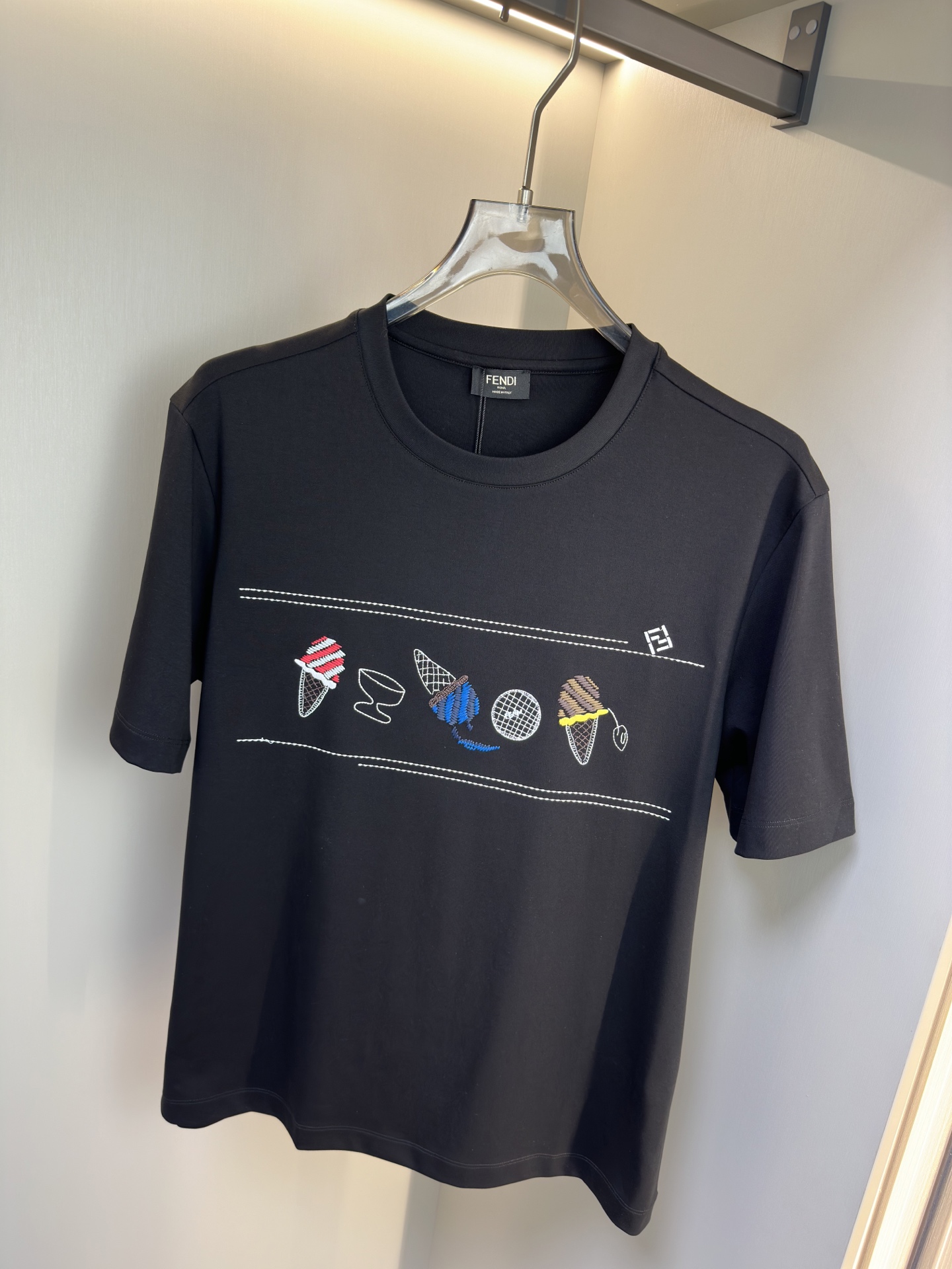 FENDI26SS最新春夏短袖 FENDI这款短袖采用了双面液氨棉面料，这块面料具有丝绸般的柔软光泽感，