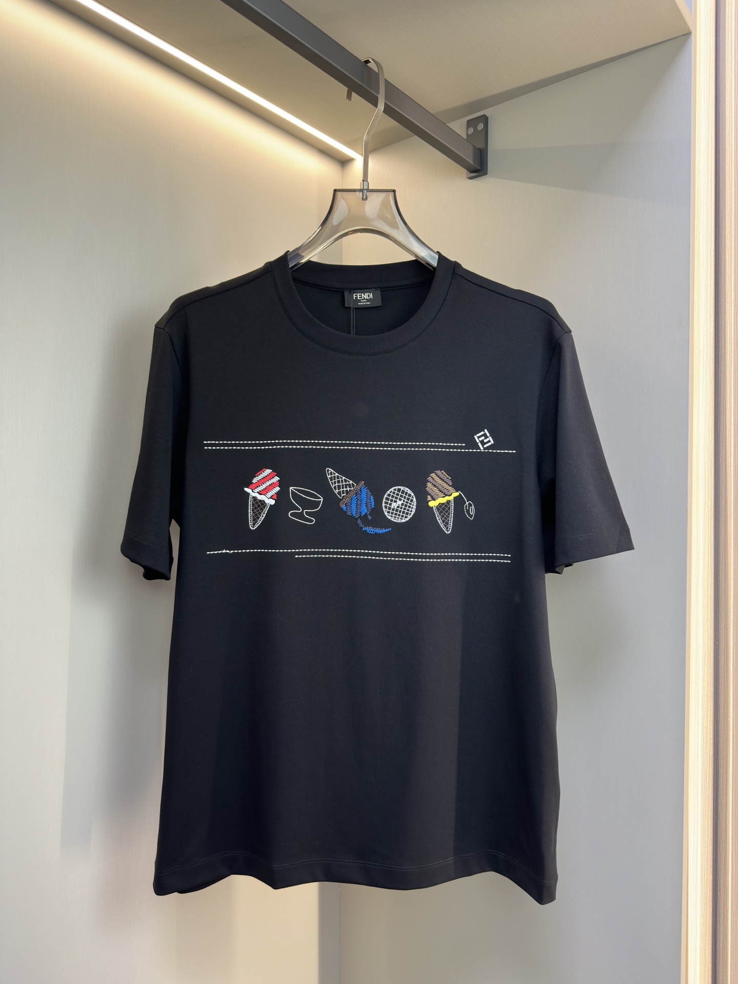 FENDI26SS最新春夏短袖 FENDI这款短袖采用了双面液氨棉面料，这块面料具有丝绸般的柔软光泽感，