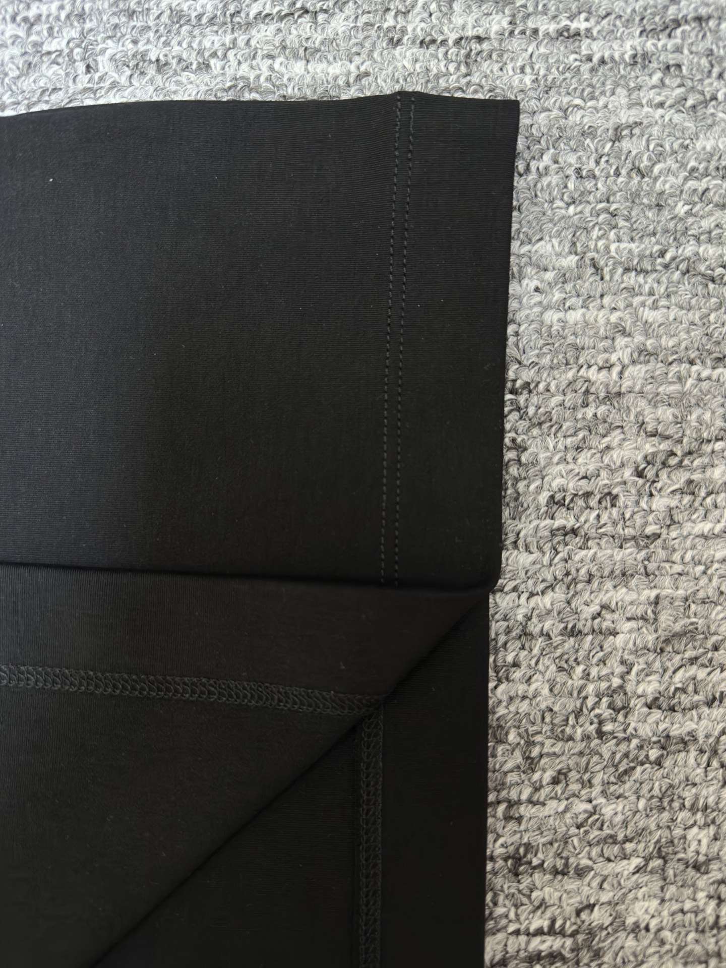 FENDI26SS最新春夏短袖 FENDI这款短袖采用了双面液氨棉面料，这块面料具有丝绸般的柔软光泽感，