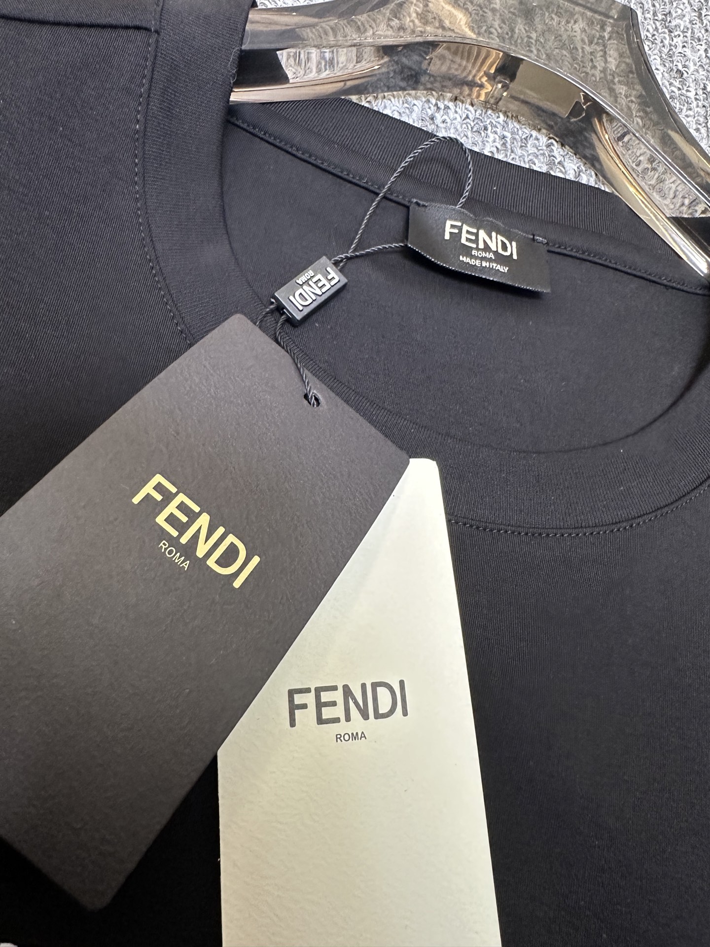 FENDI26SS最新春夏短袖 FENDI这款短袖采用了双面液氨棉面料，这块面料具有丝绸般的柔软光泽感，