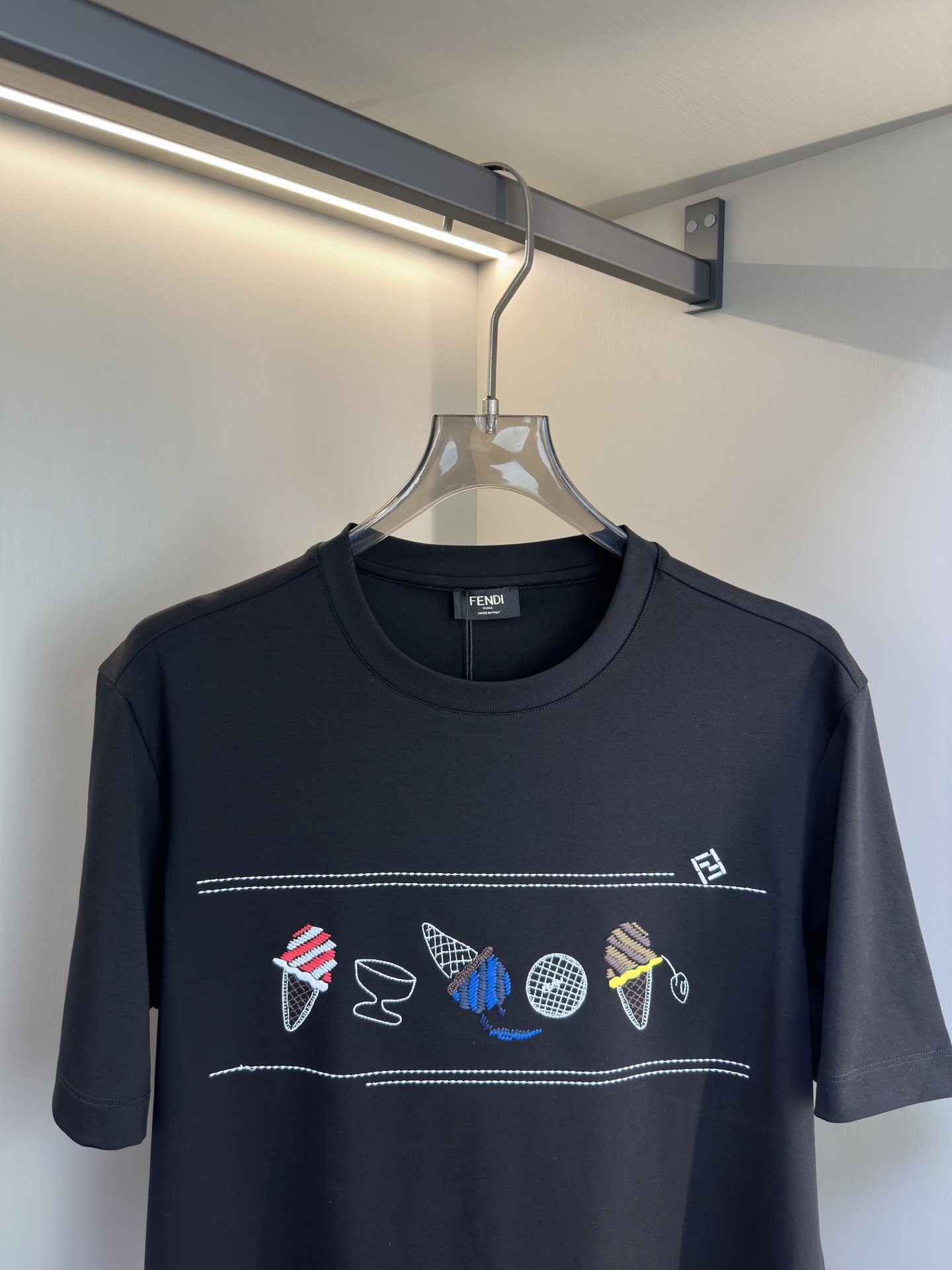 FENDI26SS最新春夏短袖 FENDI这款短袖采用了双面液氨棉面料，这块面料具有丝绸般的柔软光泽感，