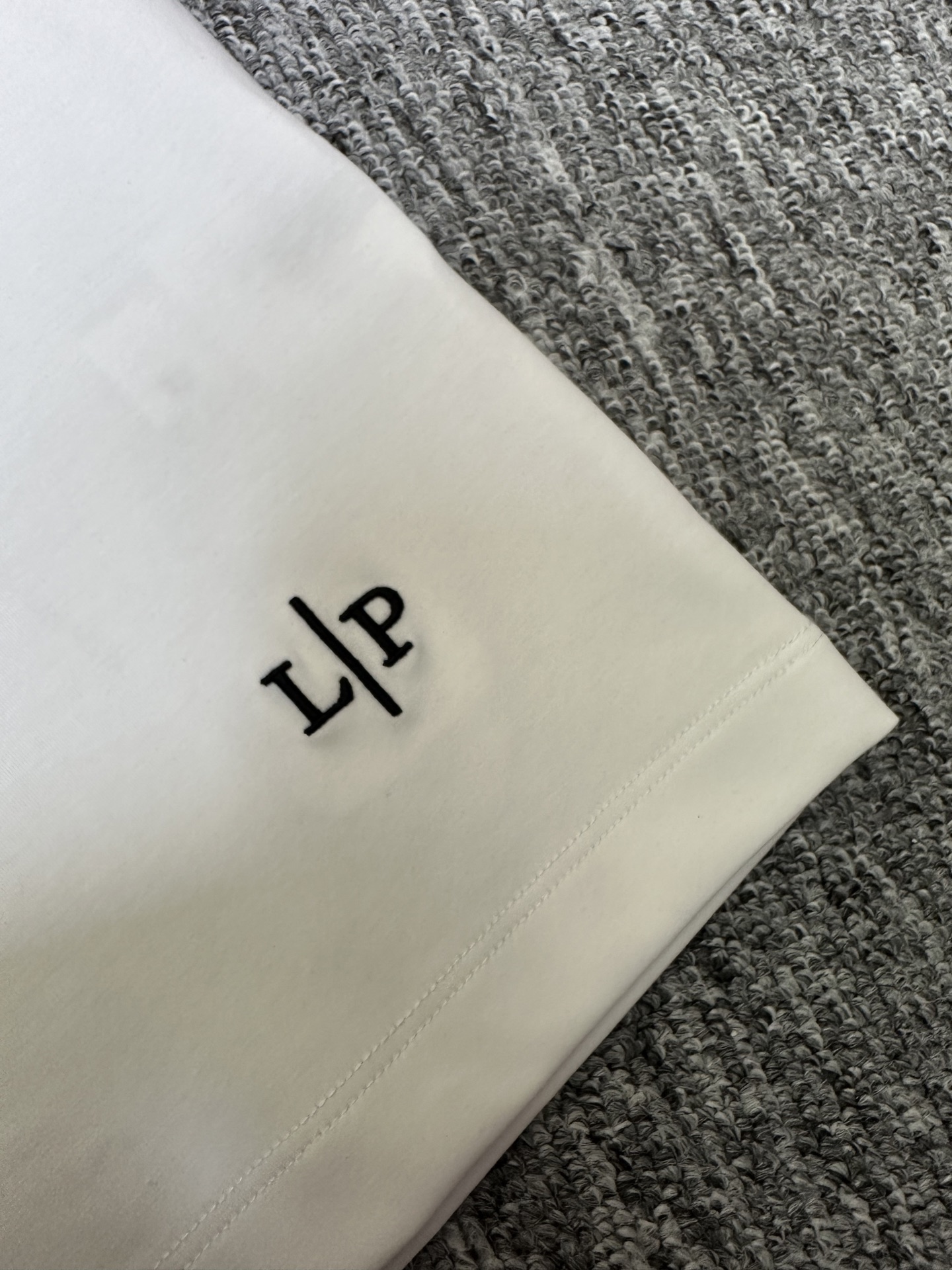 Loro Piana26春夏新品T恤 Loro Piana这款短袖采用了双面液氨棉面料，这块面料具有丝绸