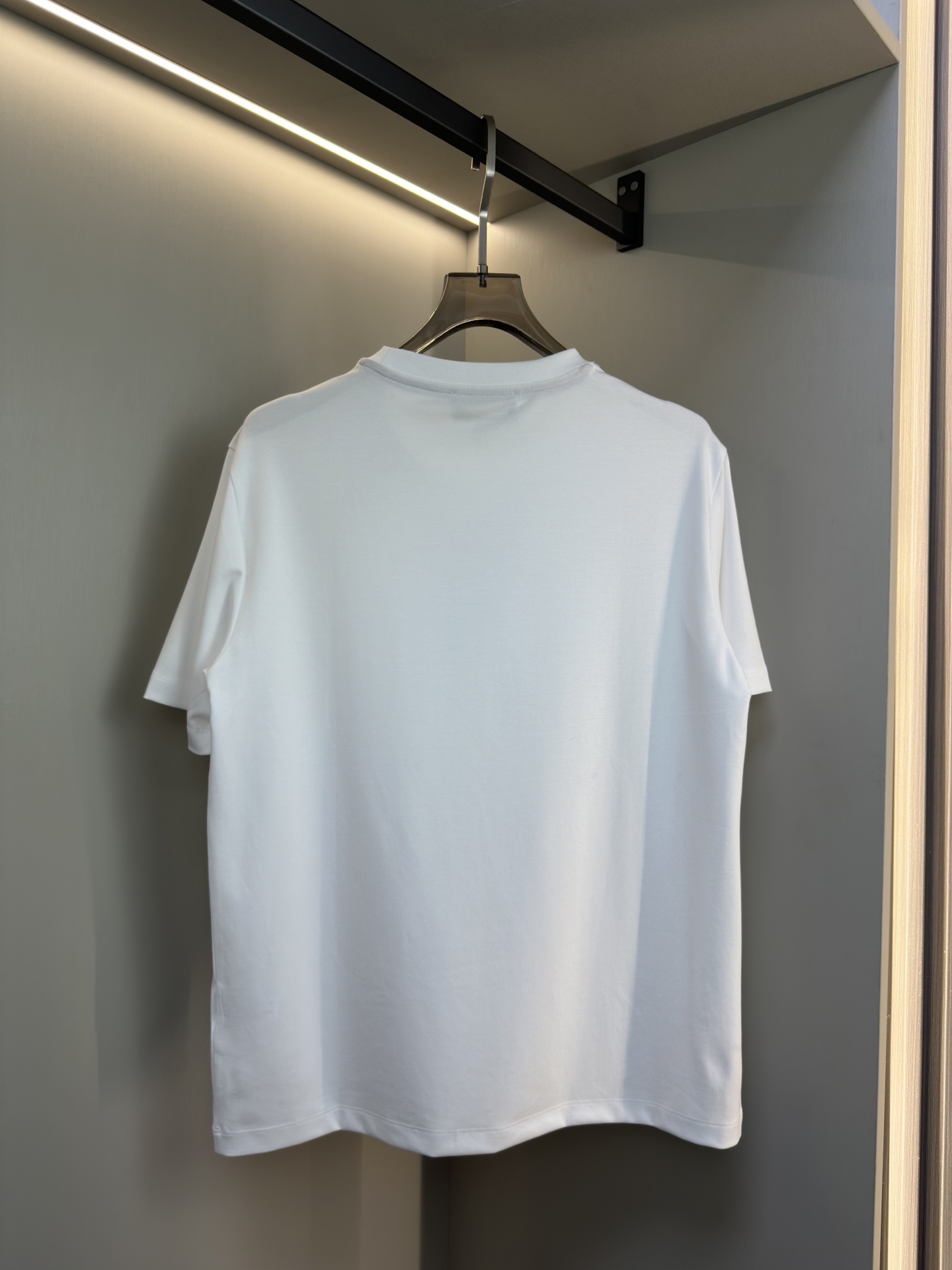 Loro Piana26春夏新品T恤 Loro Piana这款短袖采用了双面液氨棉面料，这块面料具有丝绸