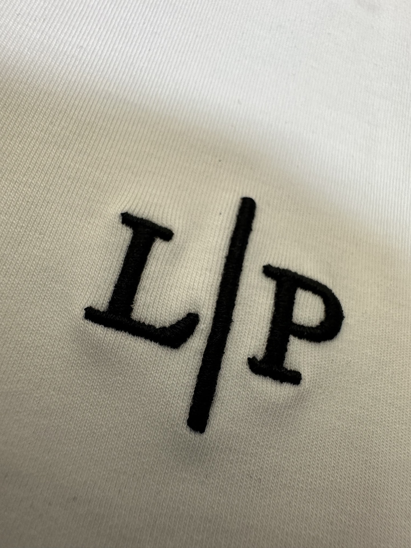 Loro Piana26春夏新品T恤 Loro Piana这款短袖采用了双面液氨棉面料，这块面料具有丝绸