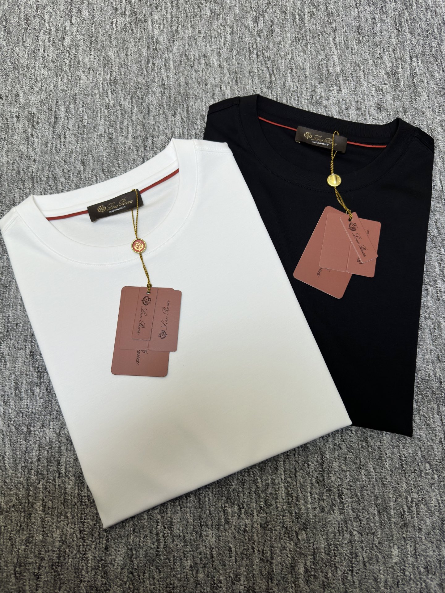 Loro Piana26春夏新品T恤 Loro Piana这款短袖采用了双面液氨棉面料，这块面料具有丝绸