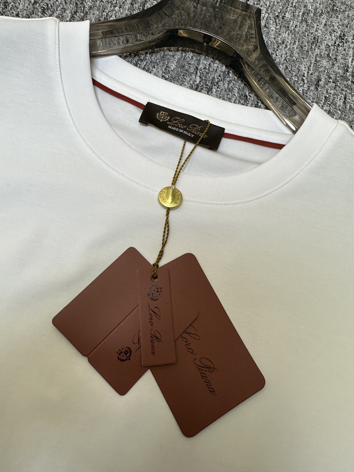 Loro Piana26春夏新品T恤 Loro Piana这款短袖采用了双面液氨棉面料，这块面料具有丝绸