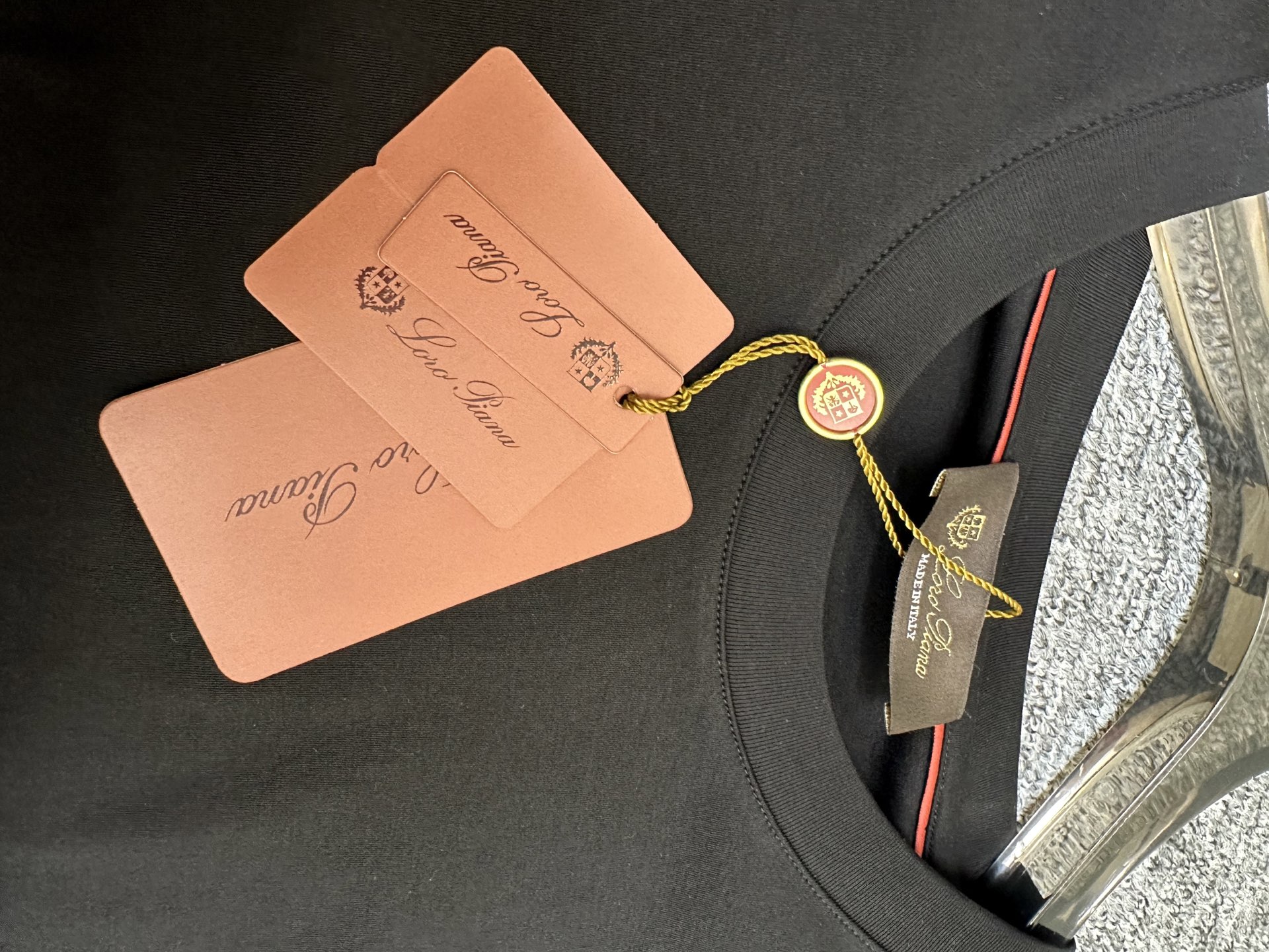 Loro Piana26春夏新品T恤 Loro Piana这款短袖采用了双面液氨棉面料，这块面料具有丝绸