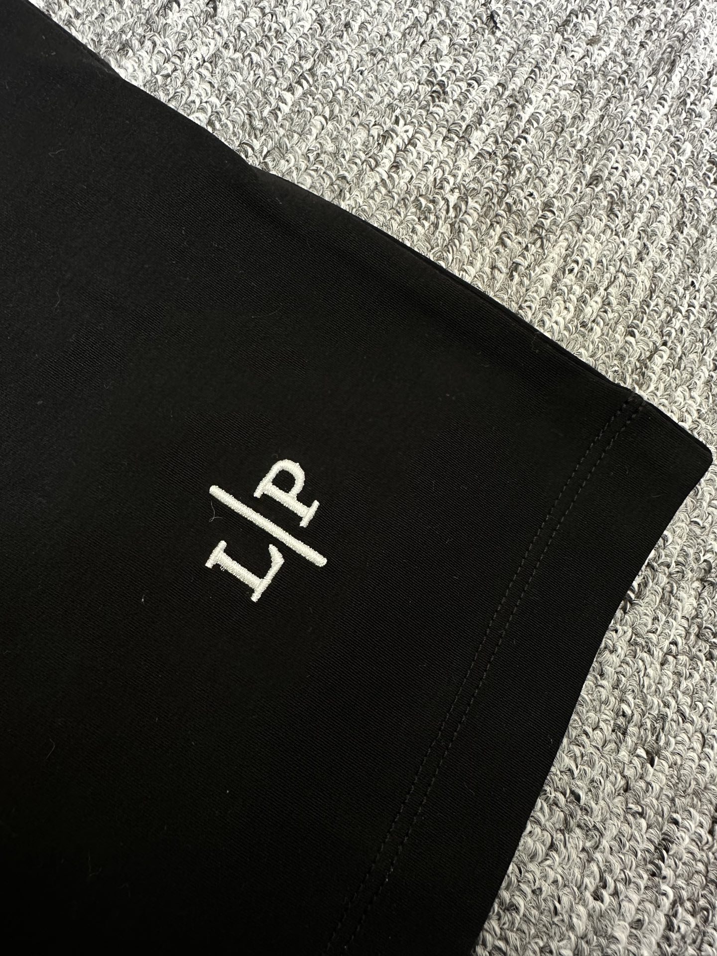 Loro Piana26春夏新品T恤 Loro Piana这款短袖采用了双面液氨棉面料，这块面料具有丝绸