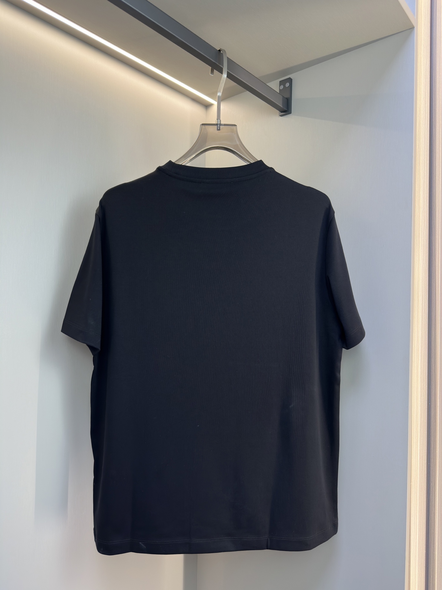 Loro Piana26春夏新品T恤 Loro Piana这款短袖采用了双面液氨棉面料，这块面料具有丝绸