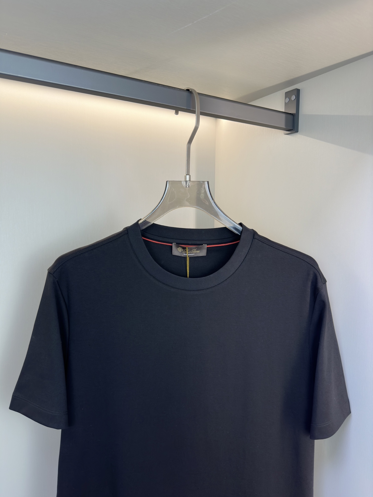 Loro Piana26春夏新品T恤 Loro Piana这款短袖采用了双面液氨棉面料，这块面料具有丝绸