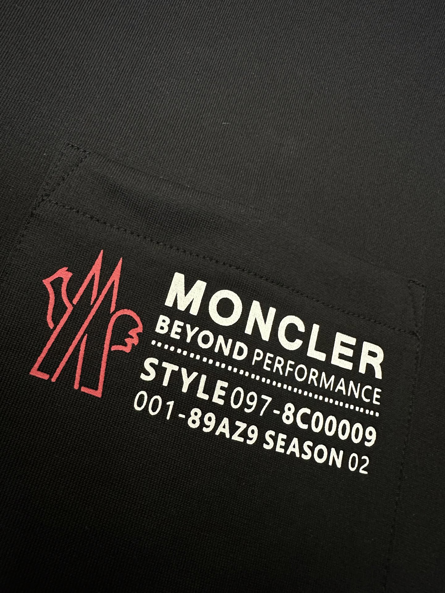 MONCLER2026春夏短袖 这款短袖的面料采用32支双股新疆长绒棉紧密圆领短袖。面料采用100%新疆