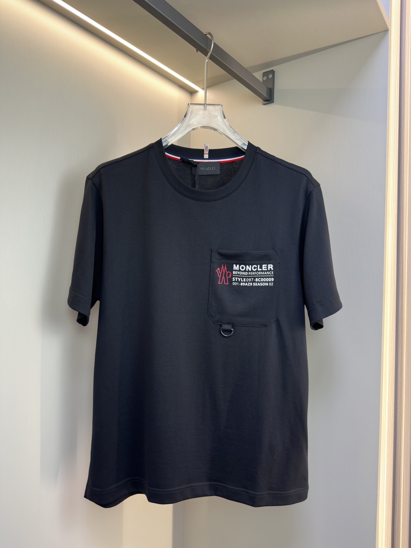 MONCLER2026春夏短袖 这款短袖的面料采用32支双股新疆长绒棉紧密圆领短袖。面料采用100%新疆