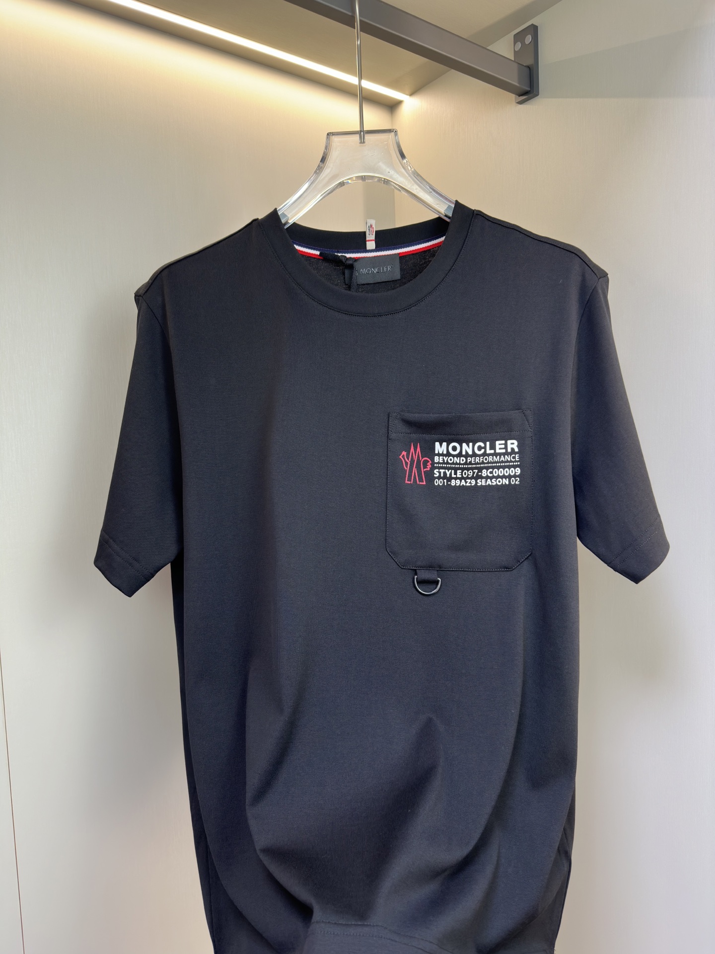 MONCLER2026春夏短袖 这款短袖的面料采用32支双股新疆长绒棉紧密圆领短袖。面料采用100%新疆