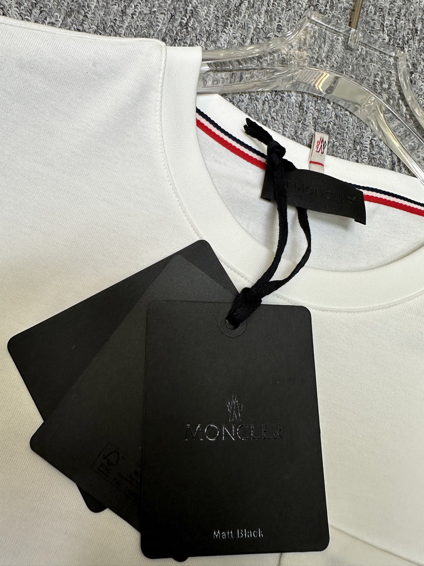 MONCLER2026春夏短袖 这款短袖的面料采用32支双股新疆长绒棉紧密圆领短袖。面料采用100%新疆