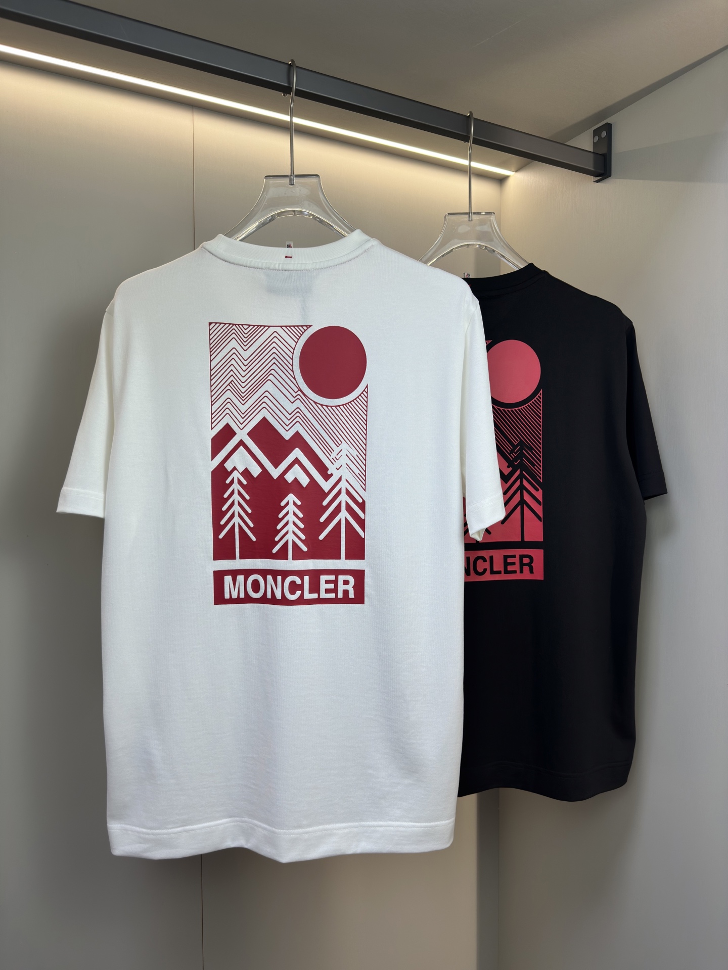 MONCLER2026春夏短袖 这款短袖的面料采用32支双股新疆长绒棉紧密圆领短袖。面料采用100%新疆