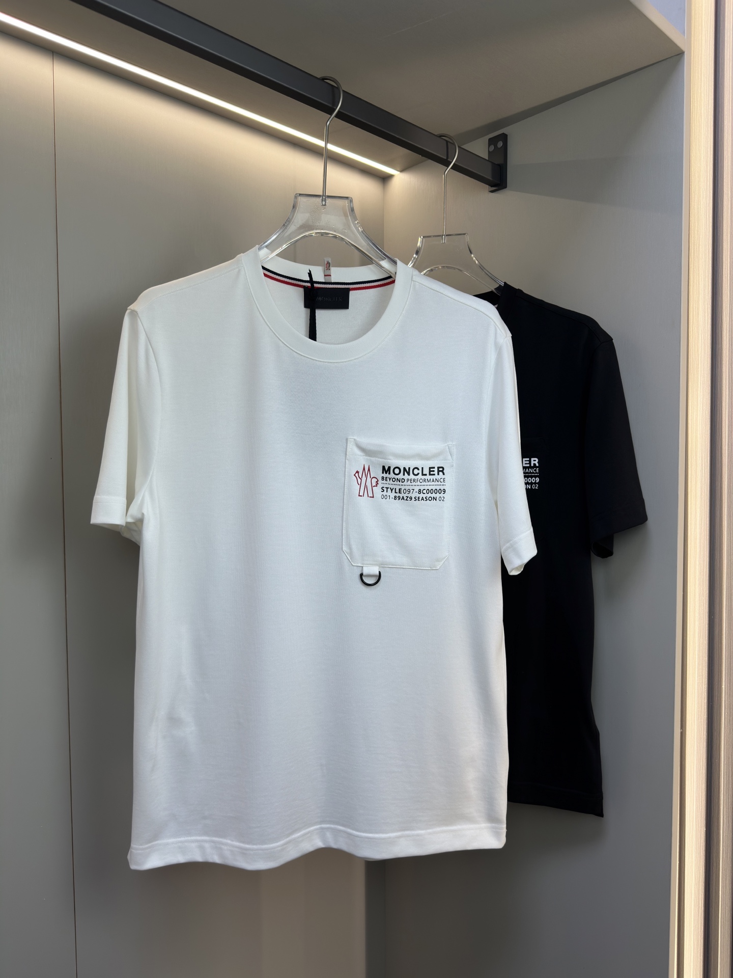 MONCLER2026春夏短袖 这款短袖的面料采用32支双股新疆长绒棉紧密圆领短袖。面料采用100%新疆