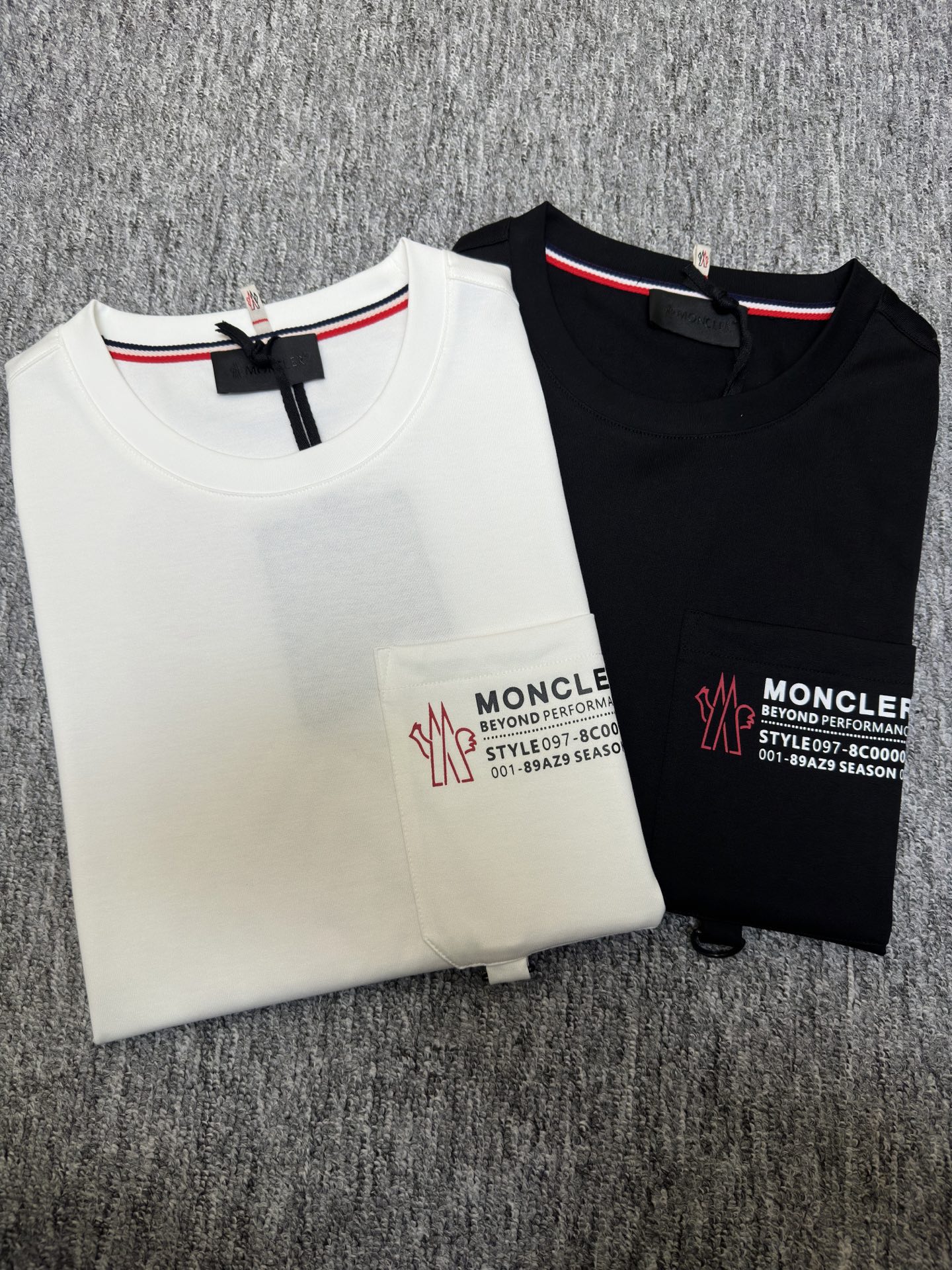 MONCLER2026春夏短袖 这款短袖的面料采用32支双股新疆长绒棉紧密圆领短袖。面料采用100%新疆