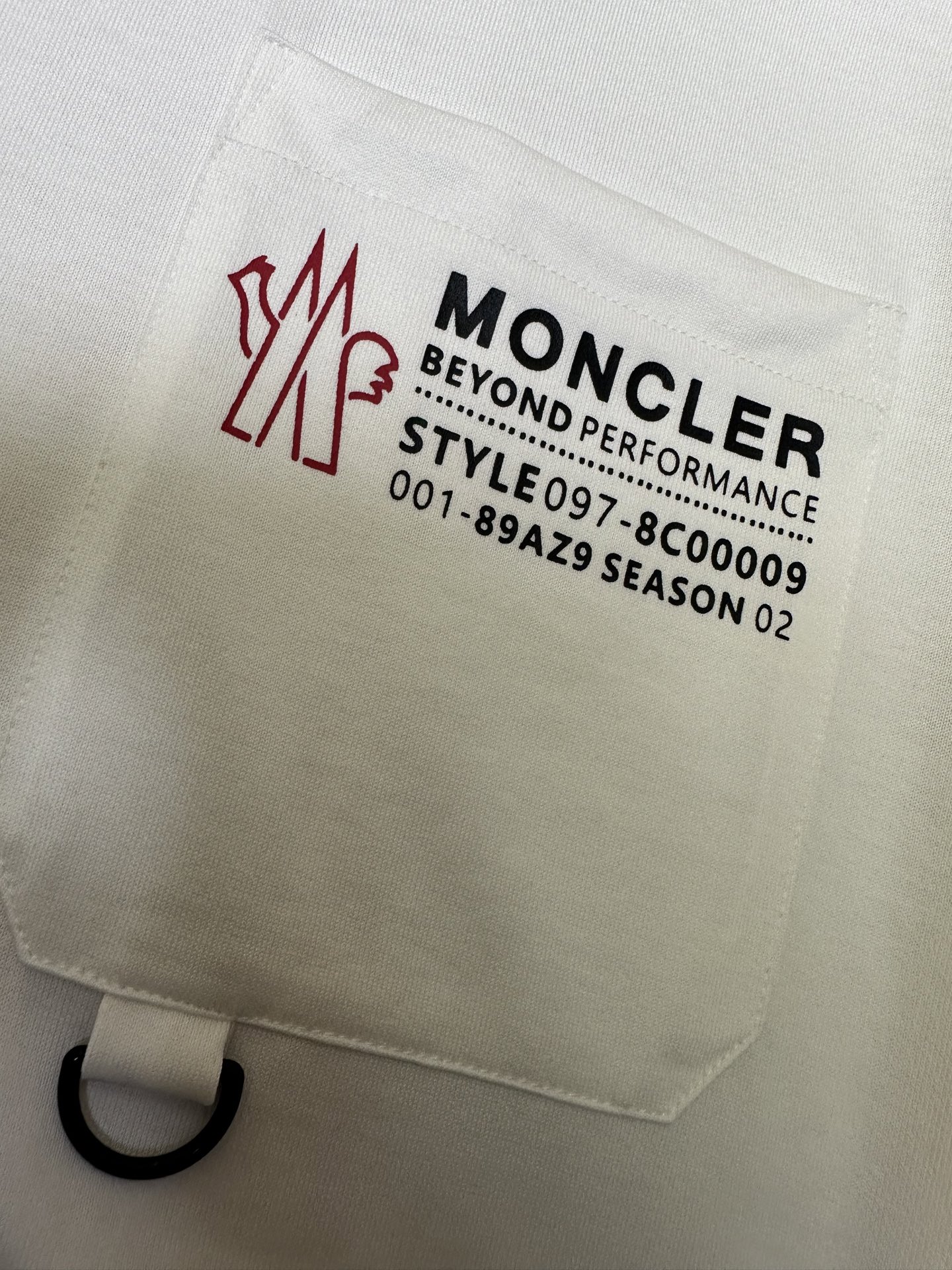 MONCLER2026春夏短袖 这款短袖的面料采用32支双股新疆长绒棉紧密圆领短袖。面料采用100%新疆