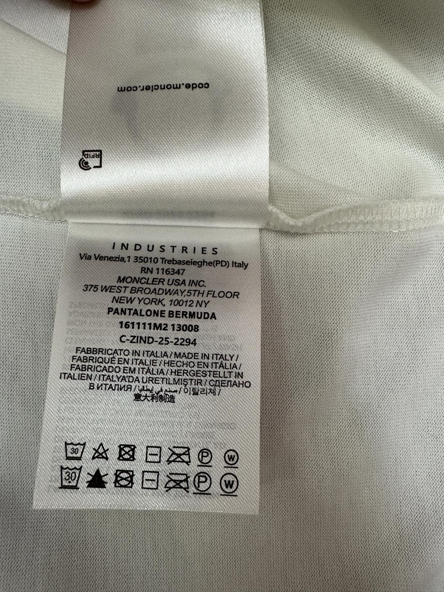 MONCLER2026春夏短袖 这款短袖的面料采用32支双股新疆长绒棉紧密圆领短袖。面料采用100%新疆