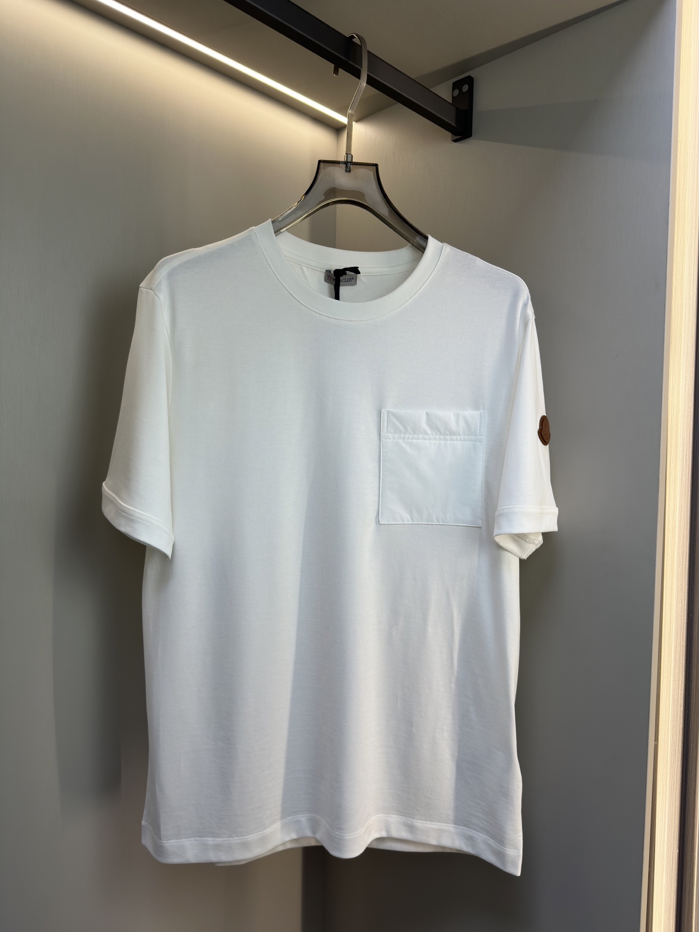 MONCLER2026春夏短袖 MONCLER这款短袖面料采用32支双股新疆长绒棉紧密圆领短袖，领口用耐