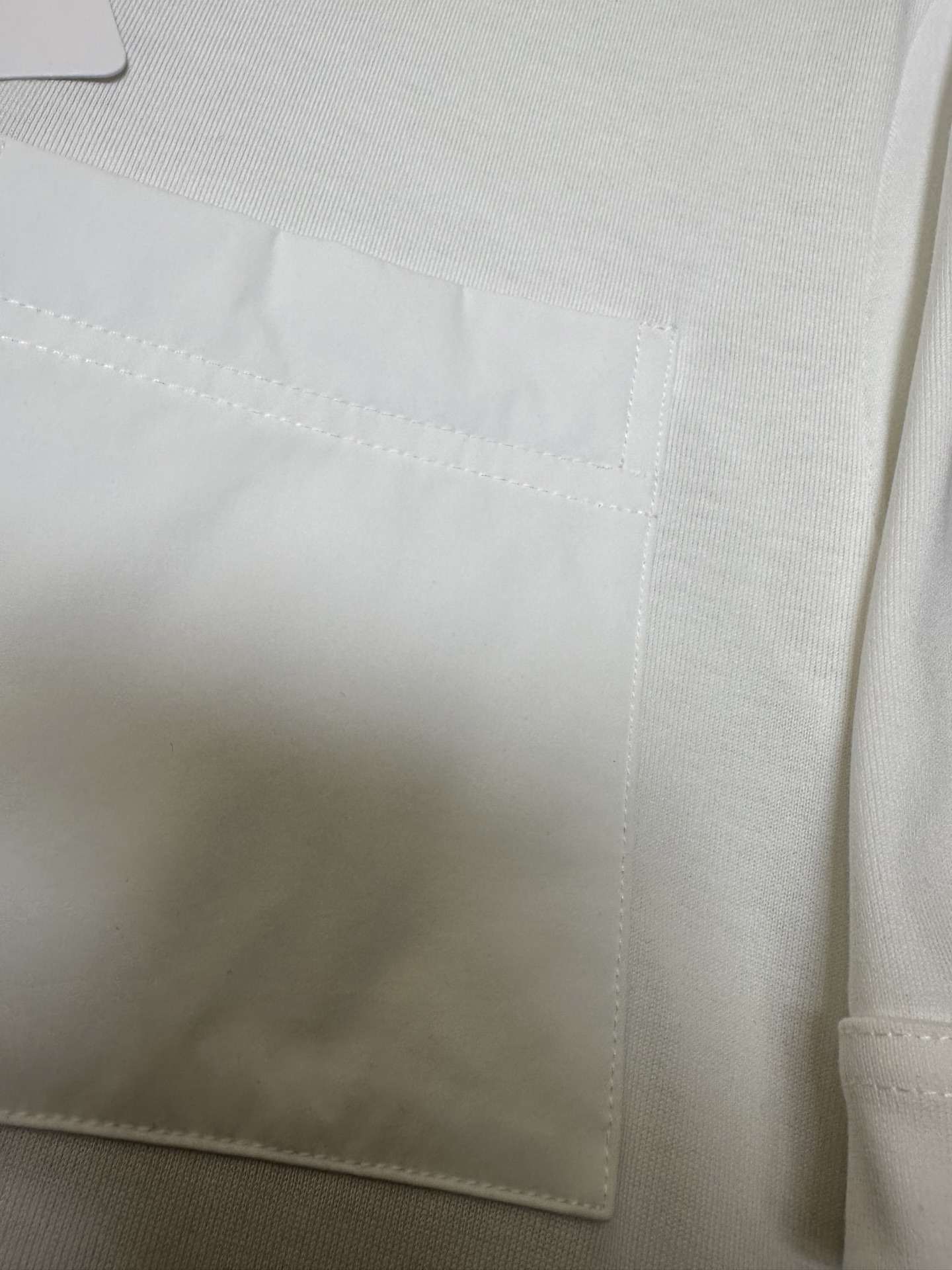 MONCLER2026春夏短袖 MONCLER这款短袖面料采用32支双股新疆长绒棉紧密圆领短袖，领口用耐