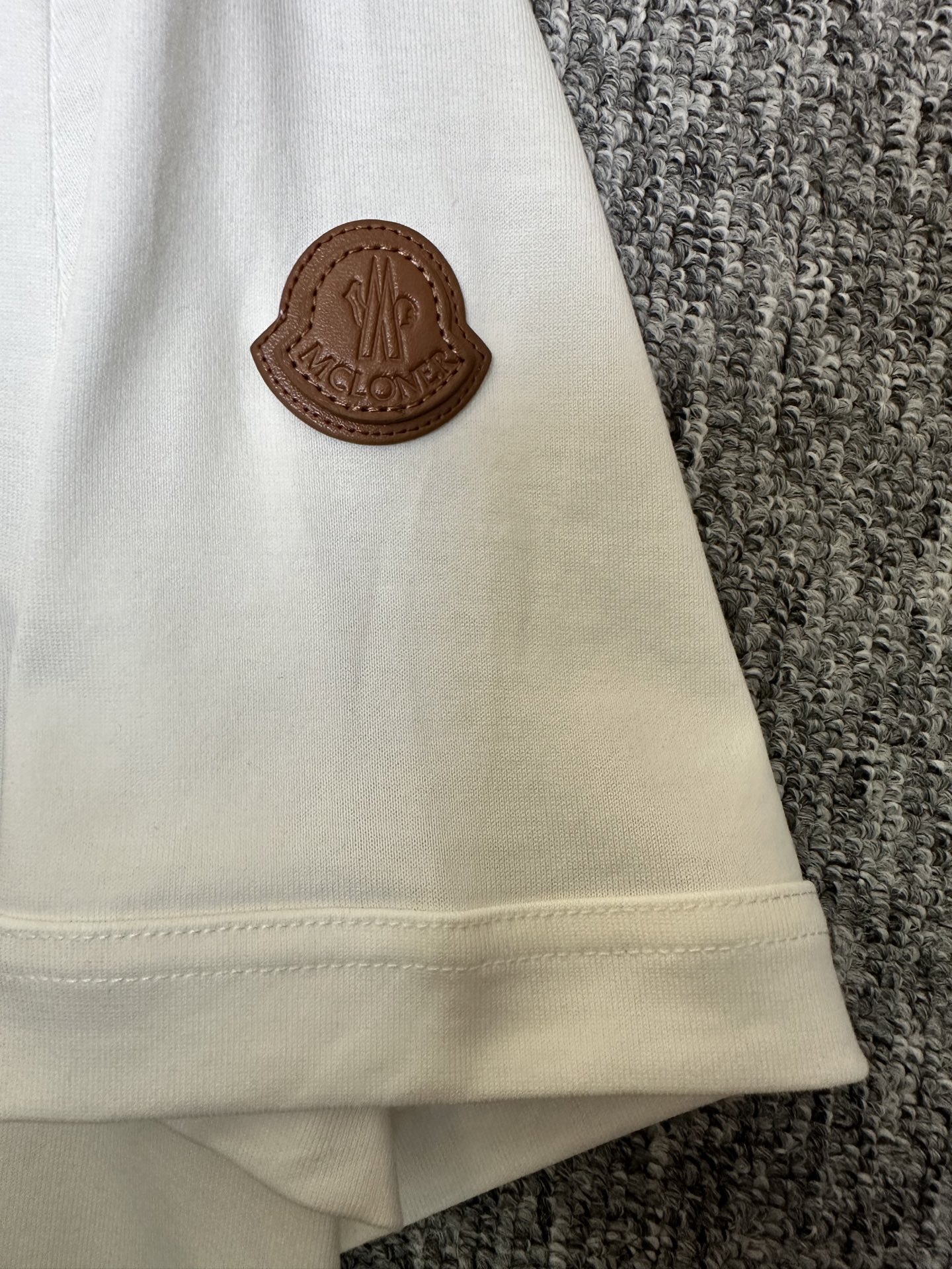 MONCLER2026春夏短袖 MONCLER这款短袖面料采用32支双股新疆长绒棉紧密圆领短袖，领口用耐