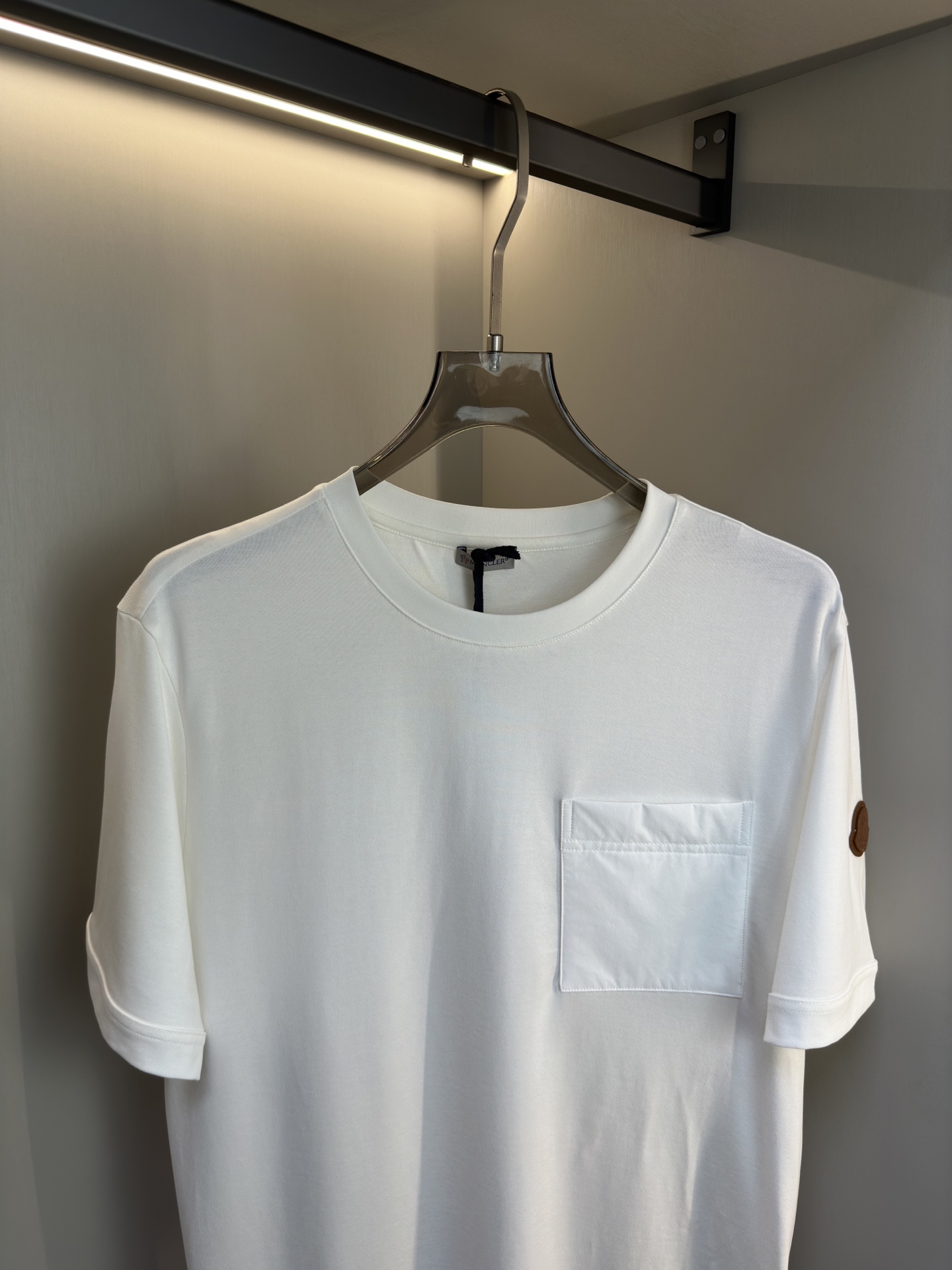 MONCLER2026春夏短袖 MONCLER这款短袖面料采用32支双股新疆长绒棉紧密圆领短袖，领口用耐