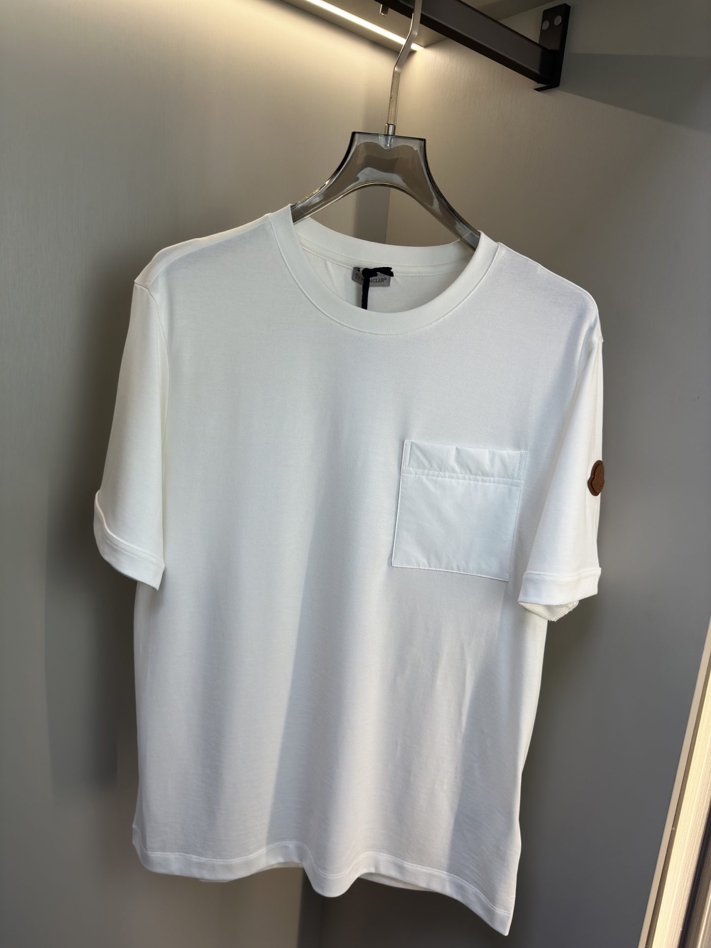 MONCLER2026春夏短袖 MONCLER这款短袖面料采用32支双股新疆长绒棉紧密圆领短袖，领口用耐