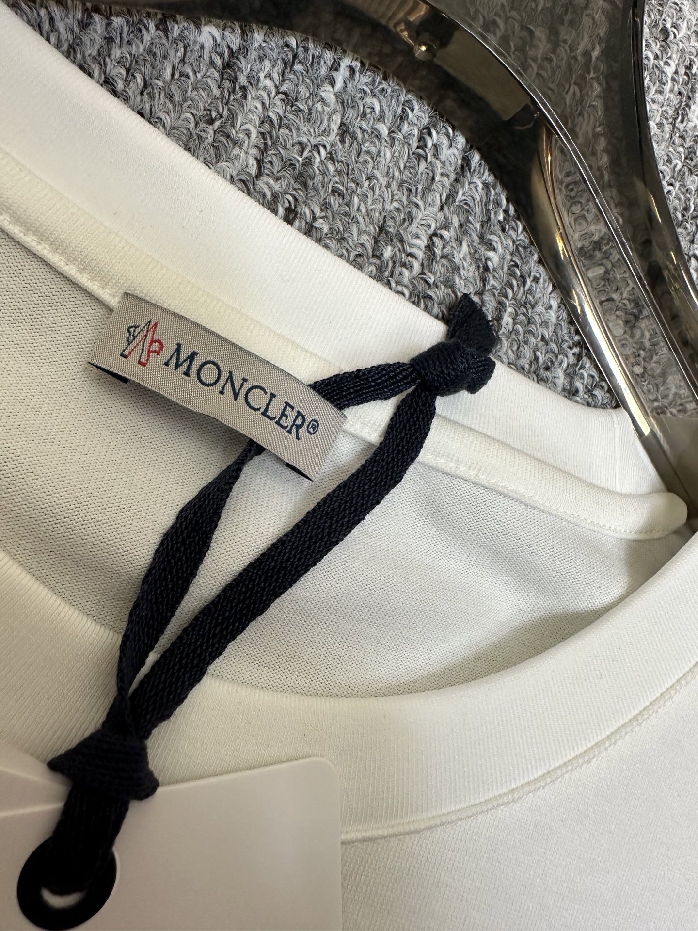 MONCLER2026春夏短袖 MONCLER这款短袖面料采用32支双股新疆长绒棉紧密圆领短袖，领口用耐