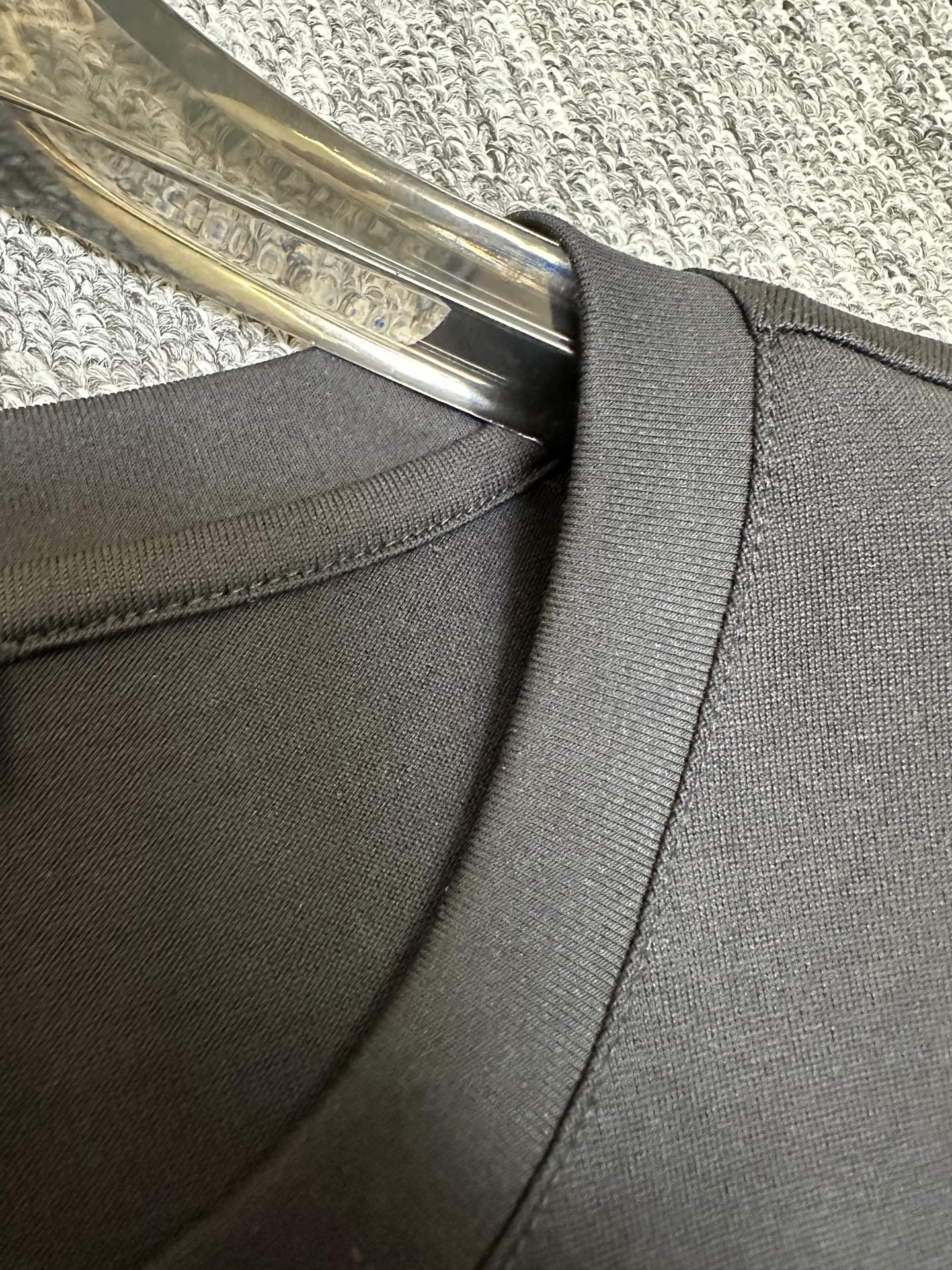 MONCLER2026春夏短袖 MONCLER这款短袖面料采用32支双股新疆长绒棉紧密圆领短袖，领口用耐