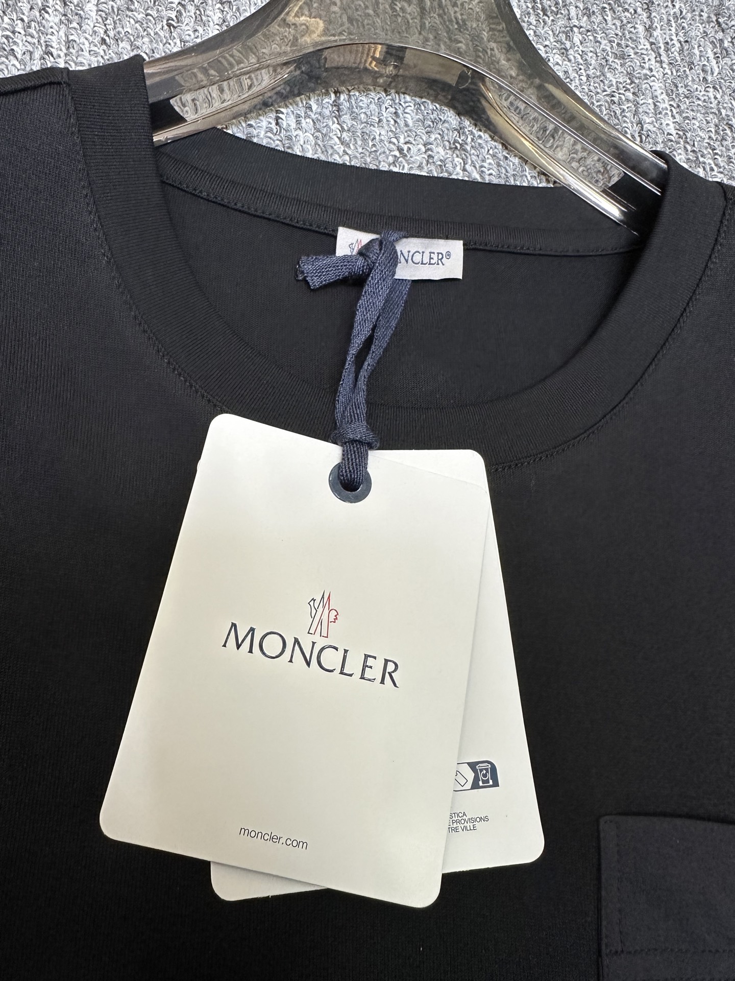 MONCLER2026春夏短袖 MONCLER这款短袖面料采用32支双股新疆长绒棉紧密圆领短袖，领口用耐