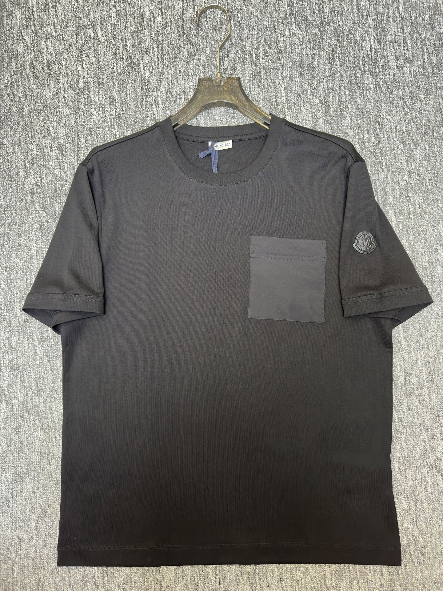 MONCLER2026春夏短袖 MONCLER这款短袖面料采用32支双股新疆长绒棉紧密圆领短袖，领口用耐