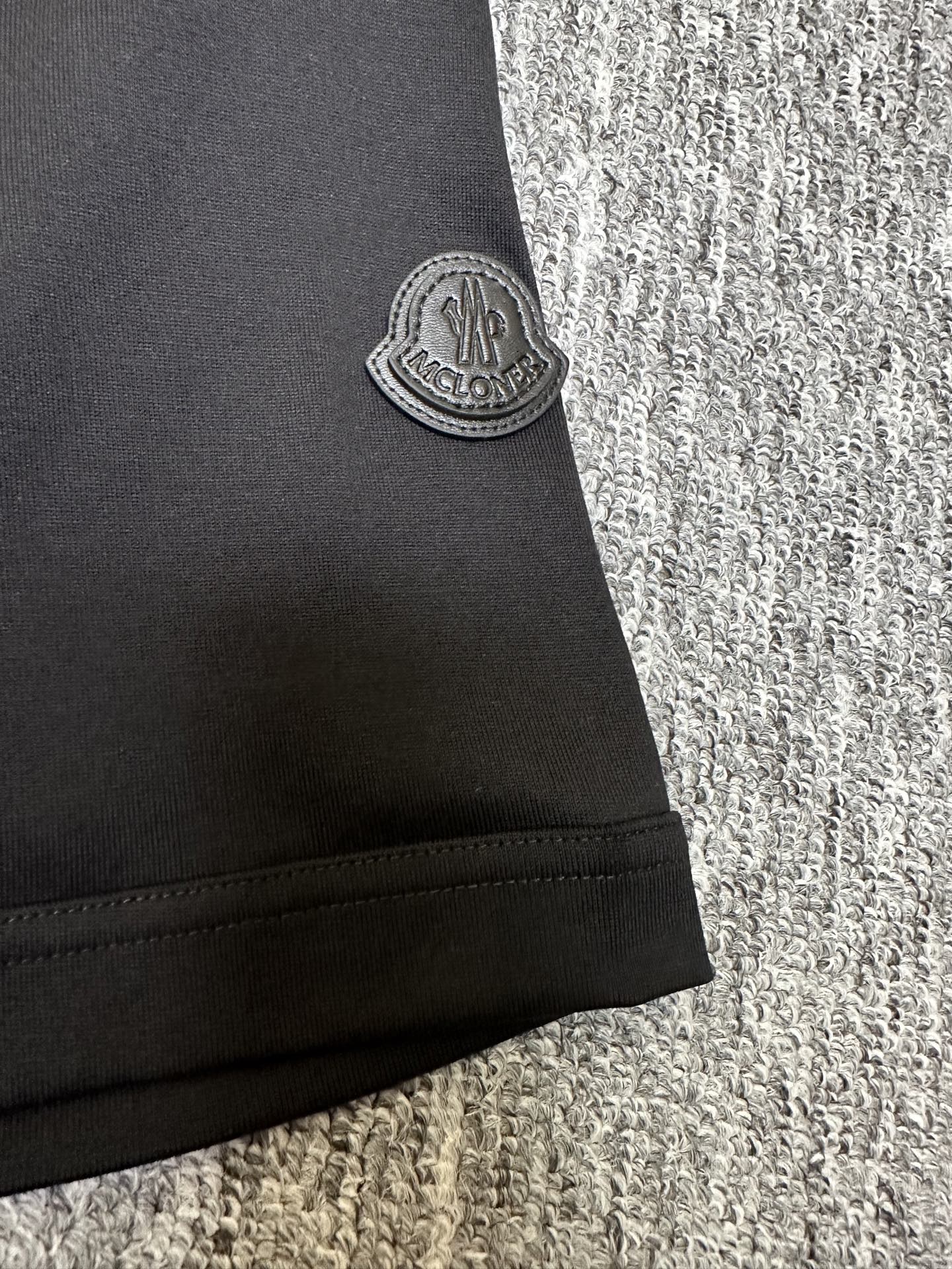 MONCLER2026春夏短袖 MONCLER这款短袖面料采用32支双股新疆长绒棉紧密圆领短袖，领口用耐